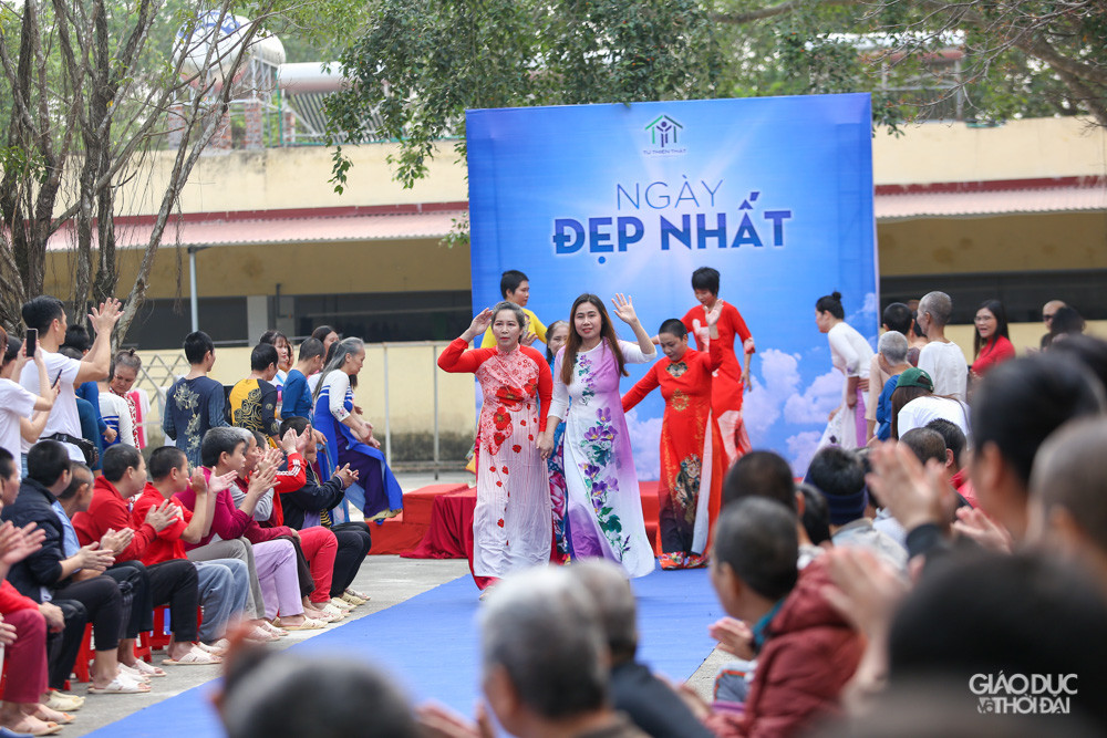 Những bước đi ngượng ngùng trên sân khấu cùng với tà áo dài.