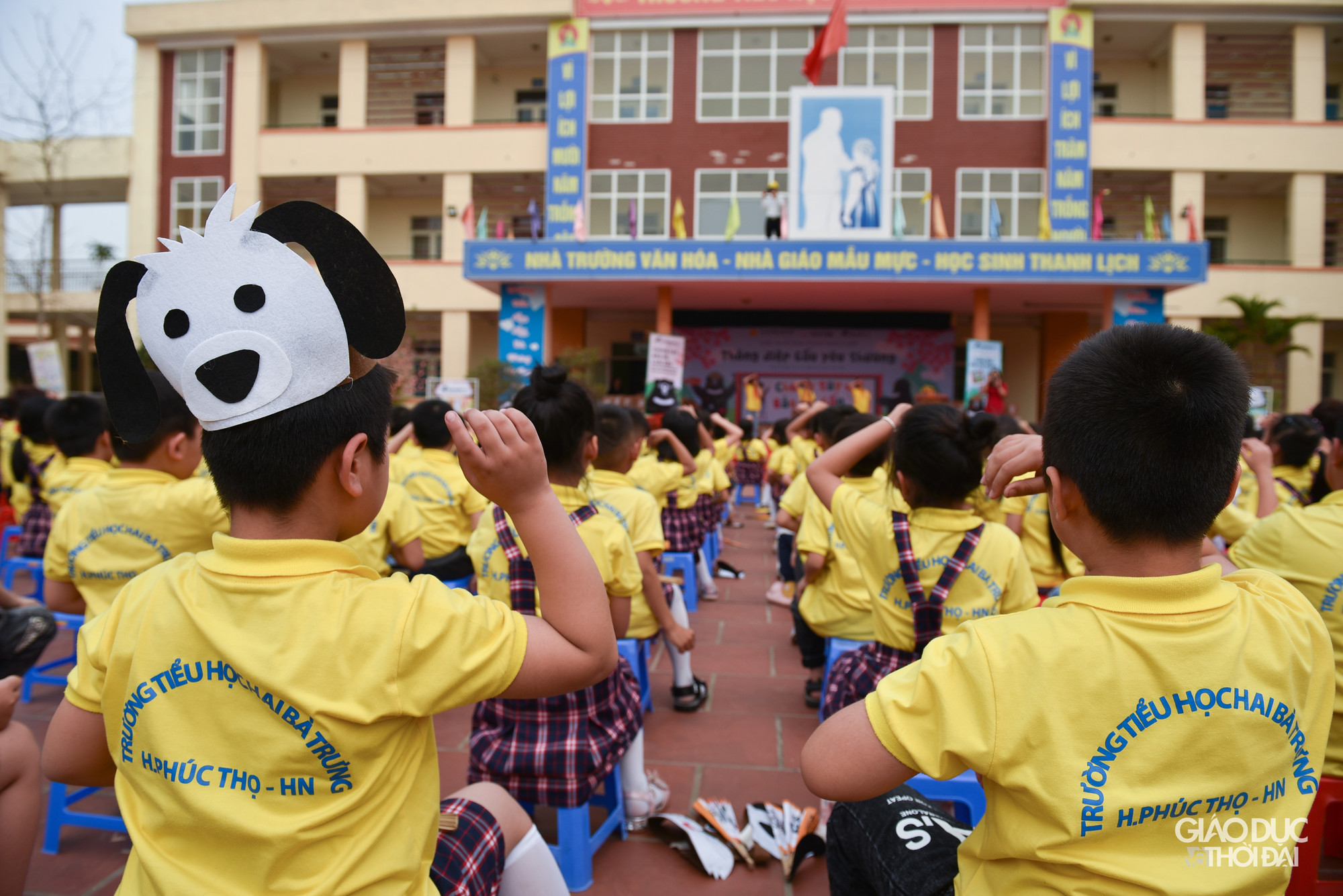 Hơn 300 học sinh toàn trường hào hứng tham gia các hoạt động trong buổi trao giải cuộc thi vẽ.