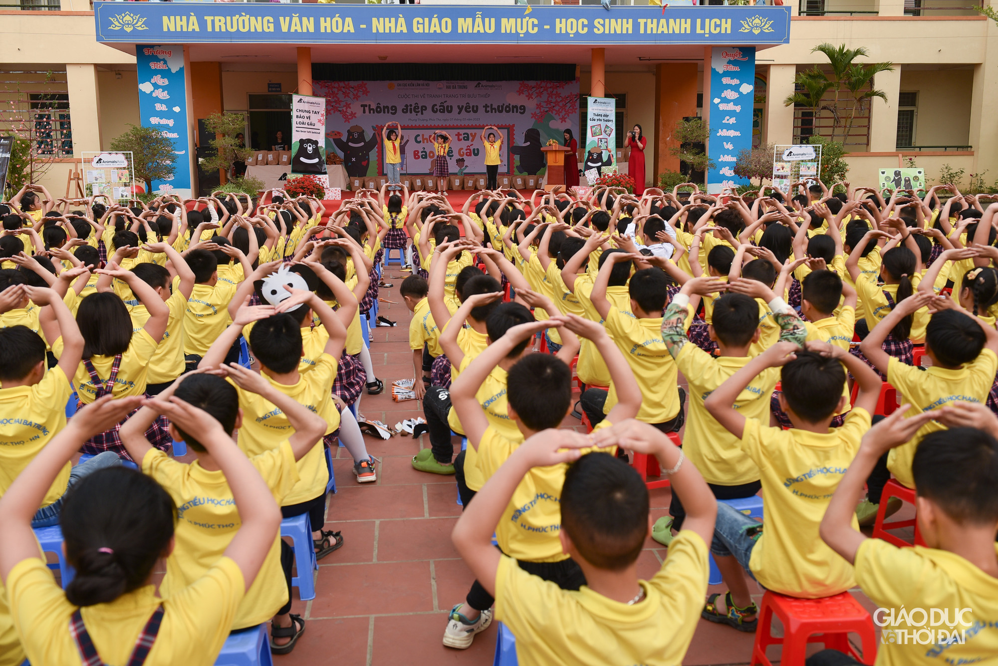 Hơn 300 học sinh toàn trường hào hứng tham gia các hoạt động trong buổi trao giải cuộc thi vẽ.