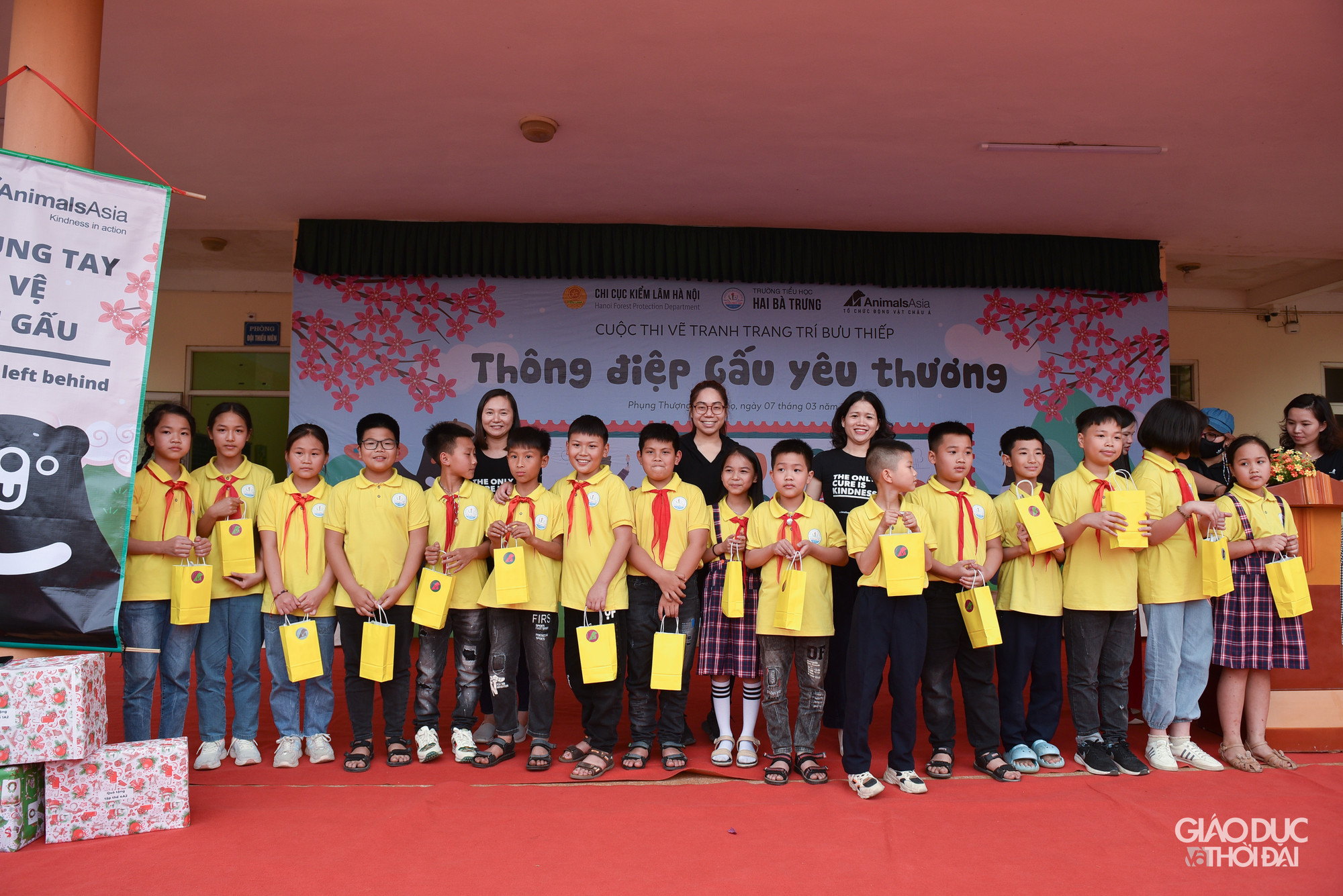 Trường tiểu học Hai Bà Trưng, Phụng Thượng, là một trong hai trường tiểu học của xã Phụng Thượng. Từ năm 2016 tới nay, Tổ chức Động vật Châu Á và đối tác Chi cục Kiểm lâm Hà Nội thực hiện nhiều chương trình tuyên truyền văn minh, nhẹ nhàng hướng tới bảo vệ loài gấu tới nhiều tầng lớp nhân dân ở các độ tuổi khác nhau.