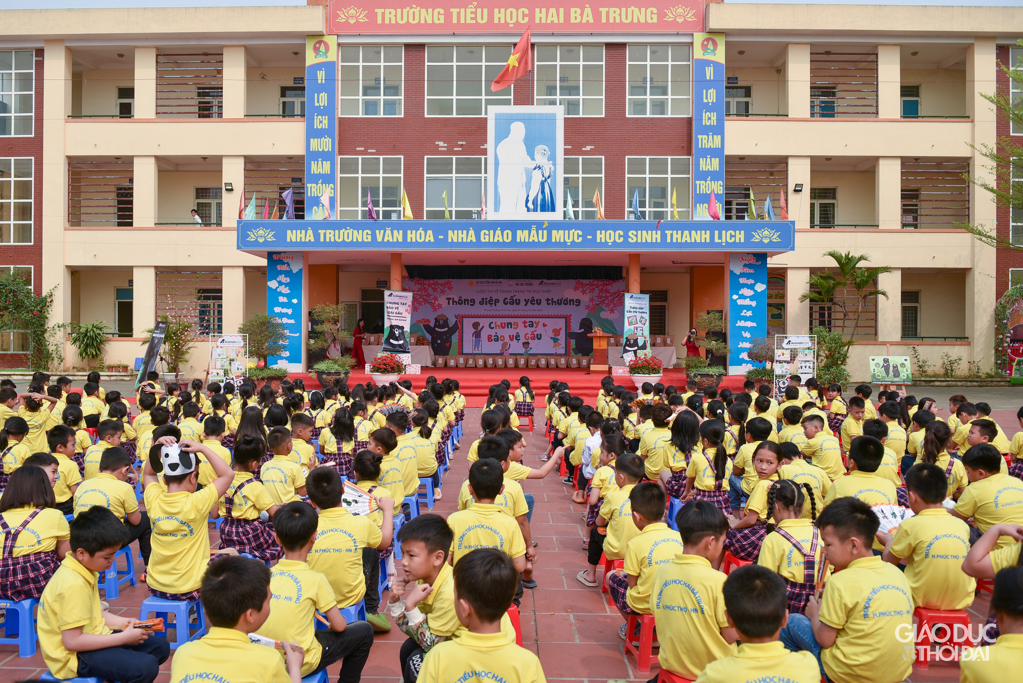 Hơn 300 học sinh toàn trường hào hứng tham gia các hoạt động trong buổi trao giải cuộc thi vẽ.