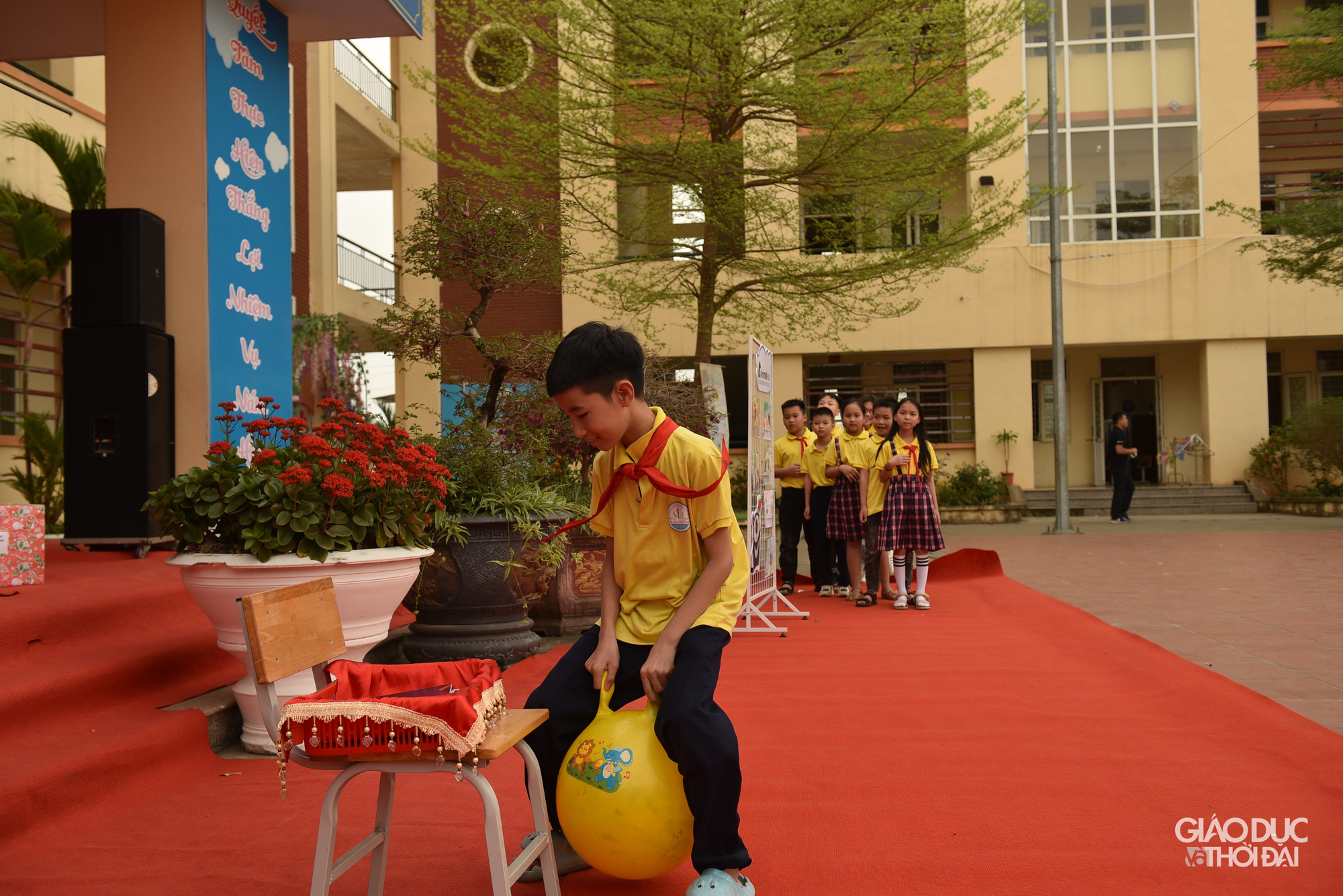 Không chỉ vẽ tranh, trong khuôn khổ buổi trao giải, các bạn học sinh còn được dạy về bảo vệ gấu từ những trò chơi hoạt động.