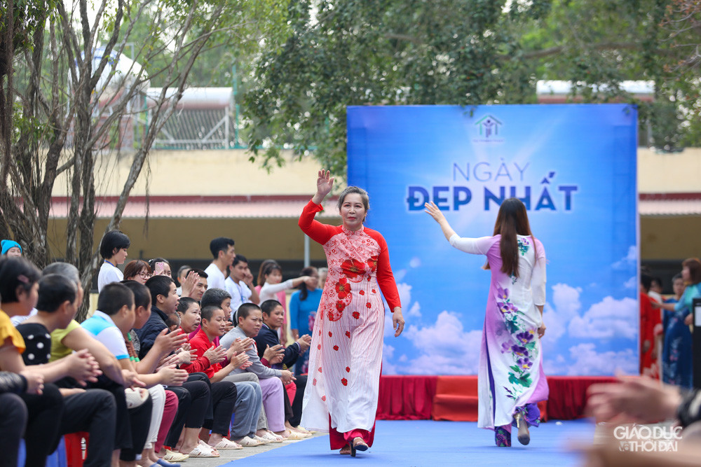 Năm nay những người phụ nữ này có được một ngày đẹp nhất trong đời khi được trang điểm, được mặc đẹp và được yêu thương trân trọng như đúng ý nghĩa của ngày quốc tế Phụ nữ Việt Nam.