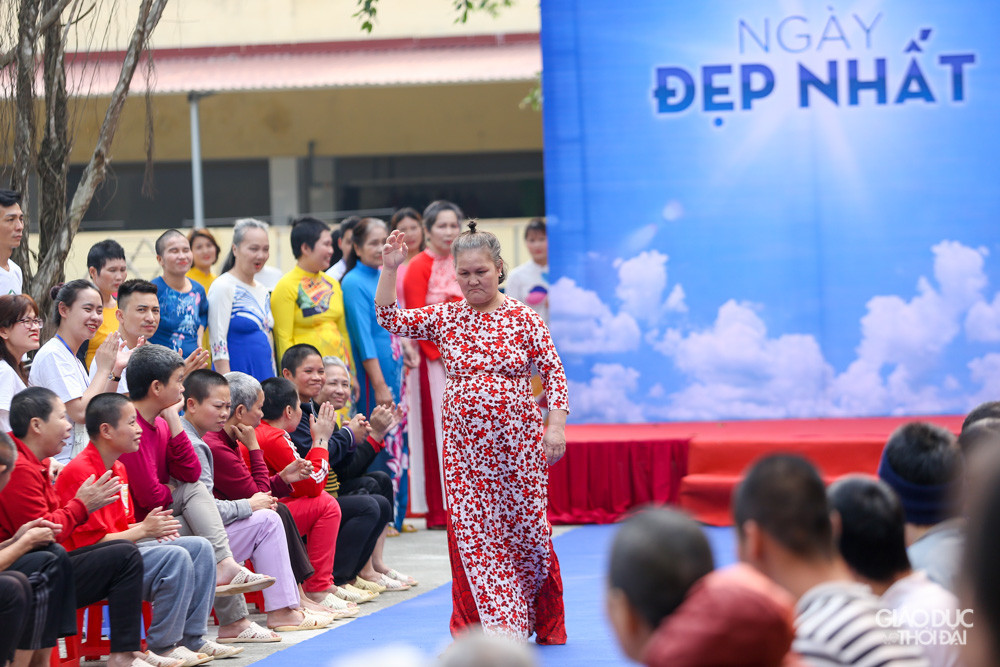 Những bước đi ngượng ngùng trên sân khấu cùng với tà áo dài.