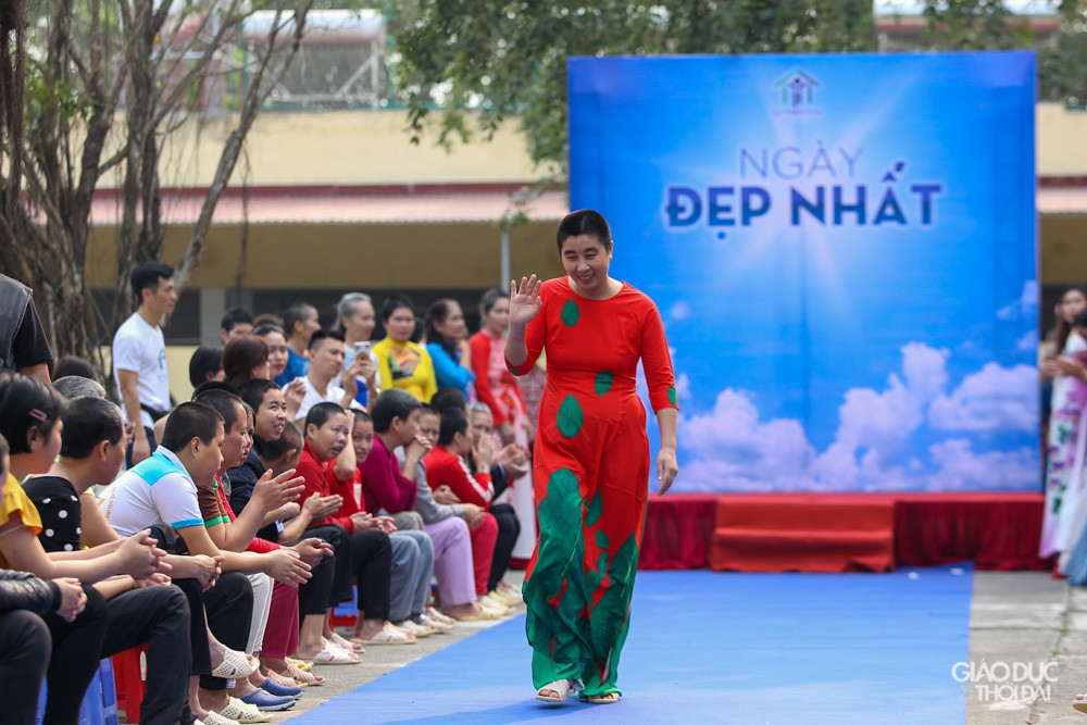 Với nhiều người đây là lần đầu tiên trong đời, những người phụ nữ đã một đời vất vả này mới được cảm nhận tình yêu thương. Các cô, các bà được mặc áo dài trong ngày đẹp nhất này.