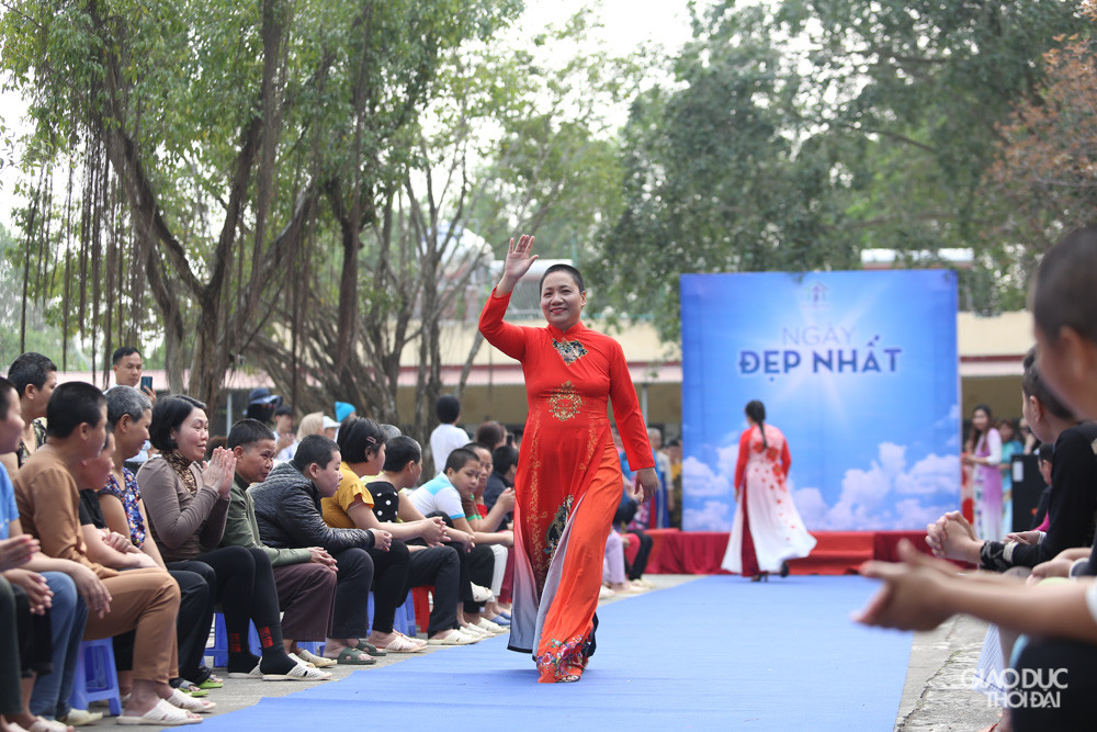 Nhiều người dù chẳng còn nhớ mình là ai, nhà ở đâu nhưng khi khoác lên mình chiếc áo dài, ai cũng nở một nụ cười rạng ngời.