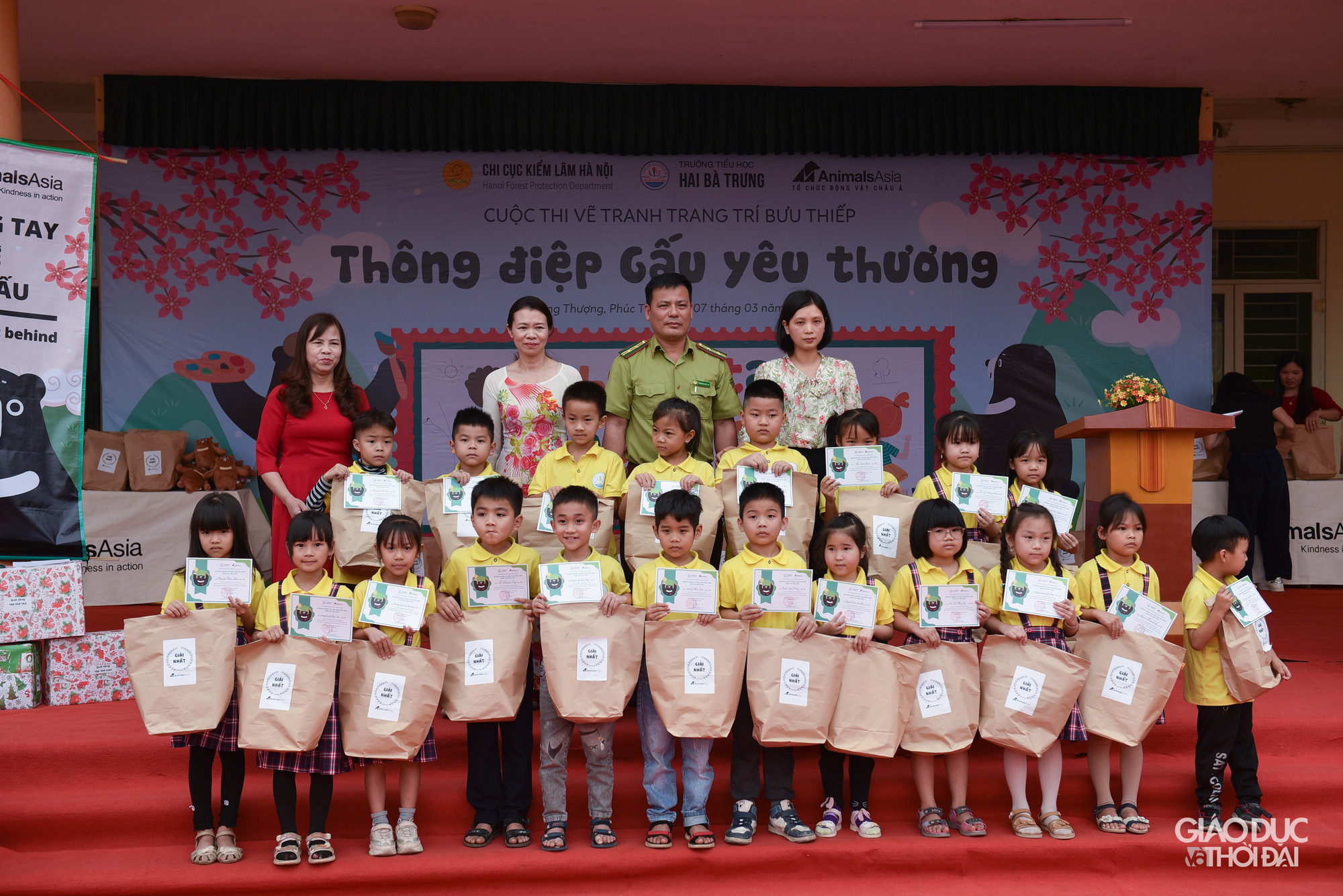 Hơn 100 bạn học sinh xuất sắc đã giành được giải thưởng trong cuộc thi vẽ tranh.