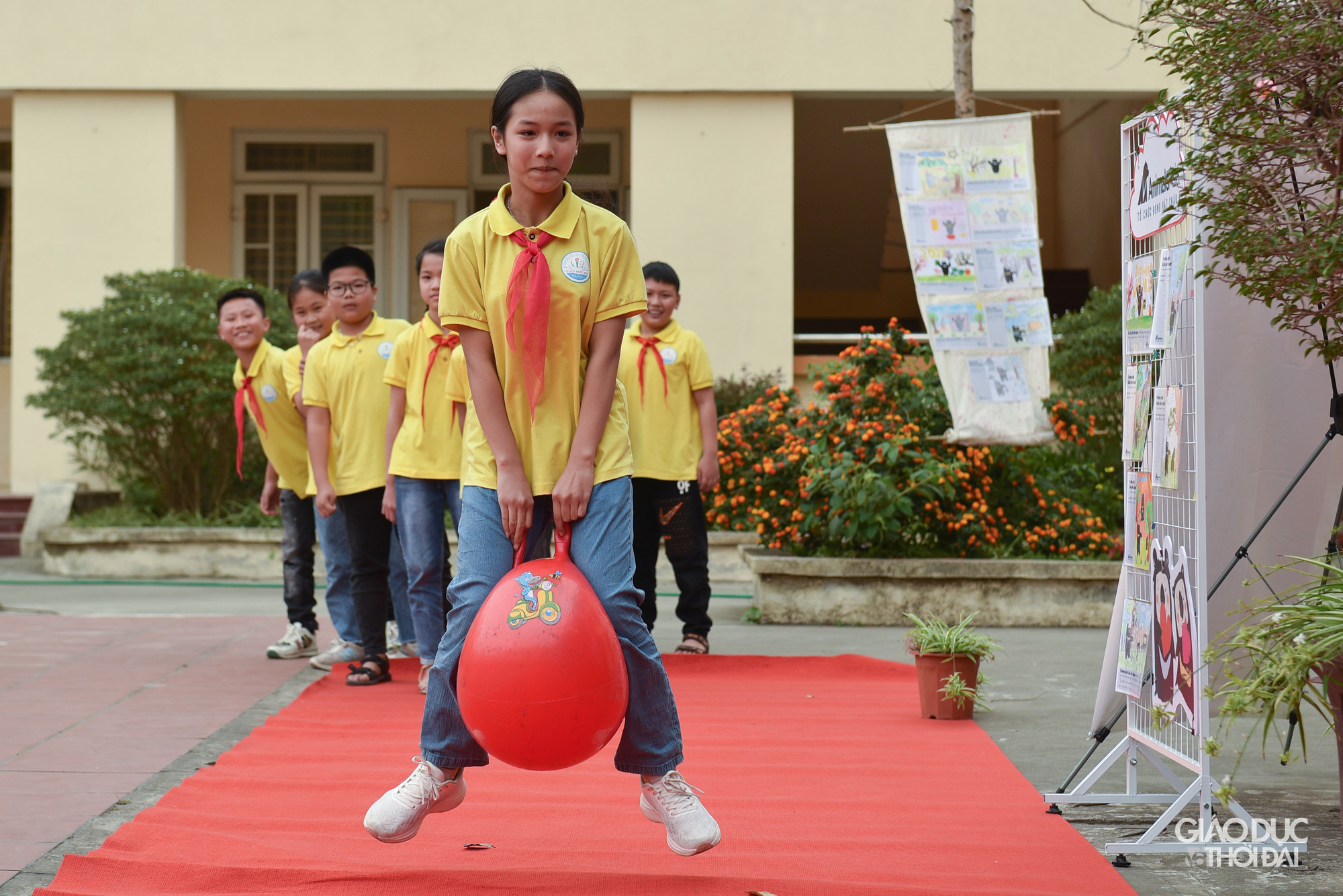 Không chỉ vẽ tranh, trong khuôn khổ buổi trao giải, các bạn học sinh còn được dạy về bảo vệ gấu từ những trò chơi hoạt động.