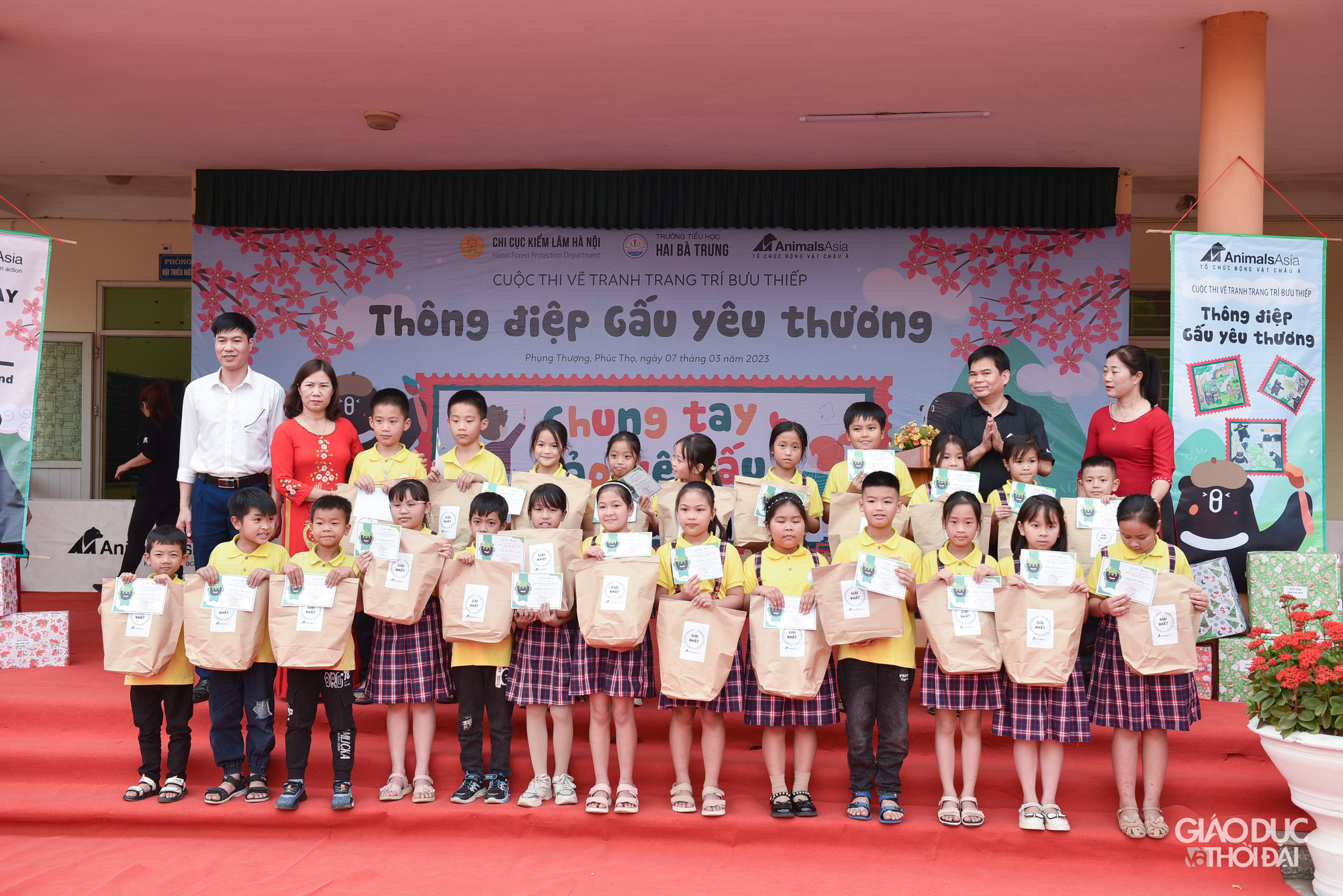 Hơn 100 bạn học sinh xuất sắc đã giành được giải thưởng trong cuộc thi vẽ tranh.