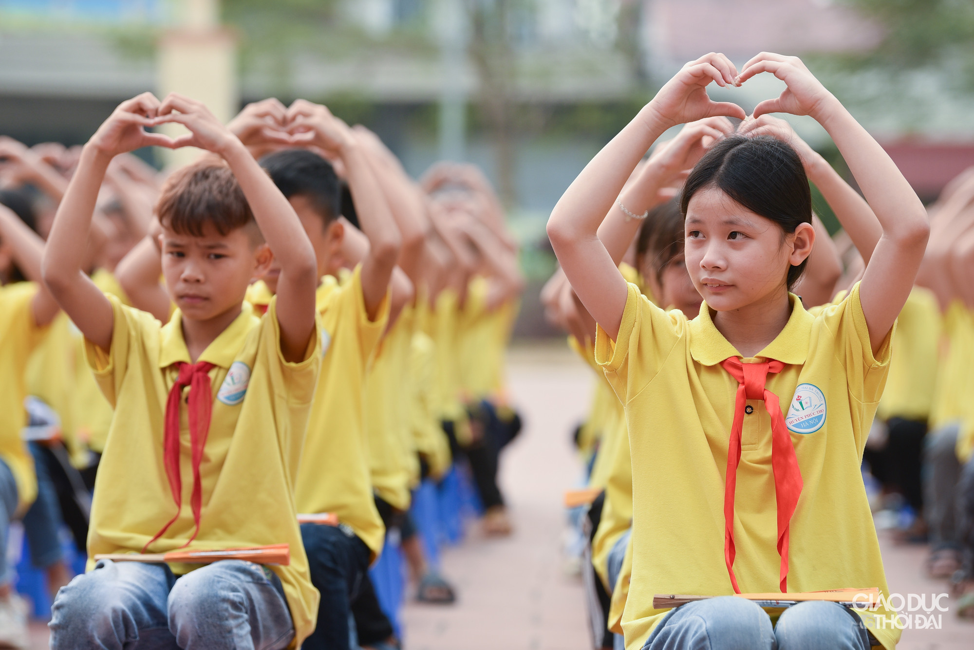 Hơn 300 học sinh toàn trường hào hứng tham gia các hoạt động trong buổi trao giải cuộc thi vẽ.