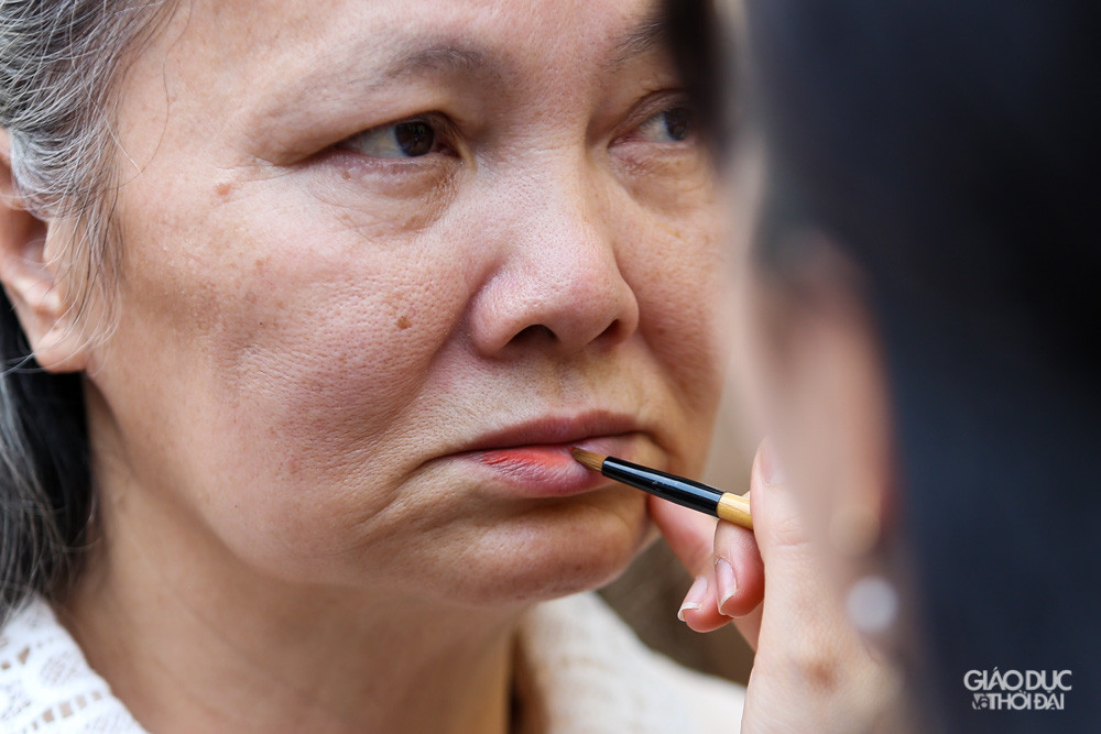 Những người phụ nữ được điều trị tại Trung tâm chăm sóc và phục hồi chức năng người tâm thần số 2 Hà Nội, có người nhẹ thì đã ở đây 2-3 năm, có người không biết mình là ai, ở đâu và chưa được tặng một bông hoa hồng, đánh chút son môi.