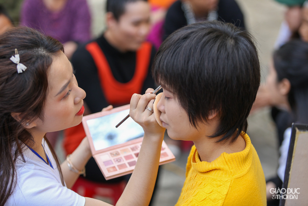 Những người phụ nữ được điều trị tại Trung tâm chăm sóc và phục hồi chức năng người tâm thần số 2 Hà Nội, có người nhẹ thì đã ở đây 2-3 năm, có người không biết mình là ai, ở đâu và chưa được tặng một bông hoa hồng, đánh chút son môi.