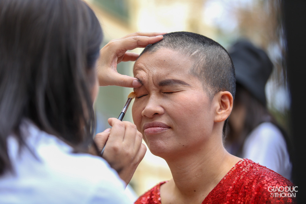 Những người phụ nữ được điều trị tại Trung tâm chăm sóc và phục hồi chức năng người tâm thần số 2 Hà Nội, có người nhẹ thì đã ở đây 2-3 năm, có người không biết mình là ai, ở đâu và chưa được tặng một bông hoa hồng, đánh chút son môi.