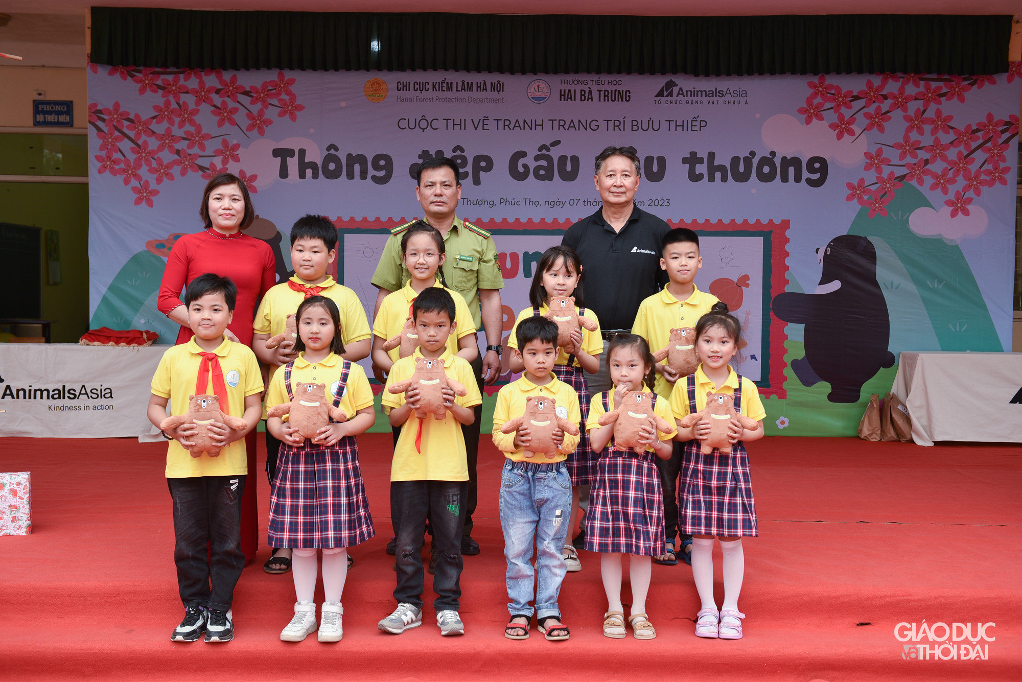 Trường tiểu học Hai Bà Trưng, Phụng Thượng, là một trong hai trường tiểu học của xã Phụng Thượng. Từ năm 2016 tới nay, Tổ chức Động vật Châu Á và đối tác Chi cục Kiểm lâm Hà Nội thực hiện nhiều chương trình tuyên truyền văn minh, nhẹ nhàng hướng tới bảo vệ loài gấu tới nhiều tầng lớp nhân dân ở các độ tuổi khác nhau.