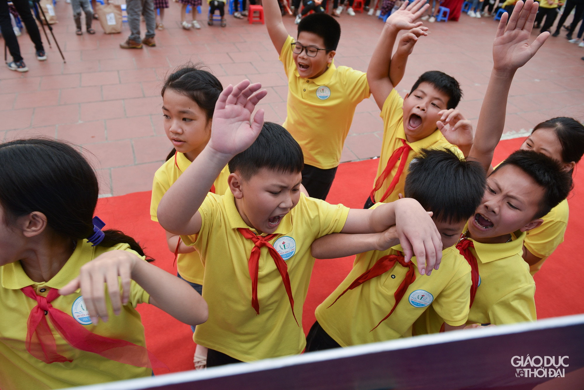 Không chỉ vẽ tranh, trong khuôn khổ buổi trao giải, các bạn học sinh còn được dạy về bảo vệ gấu từ những trò chơi hoạt động.