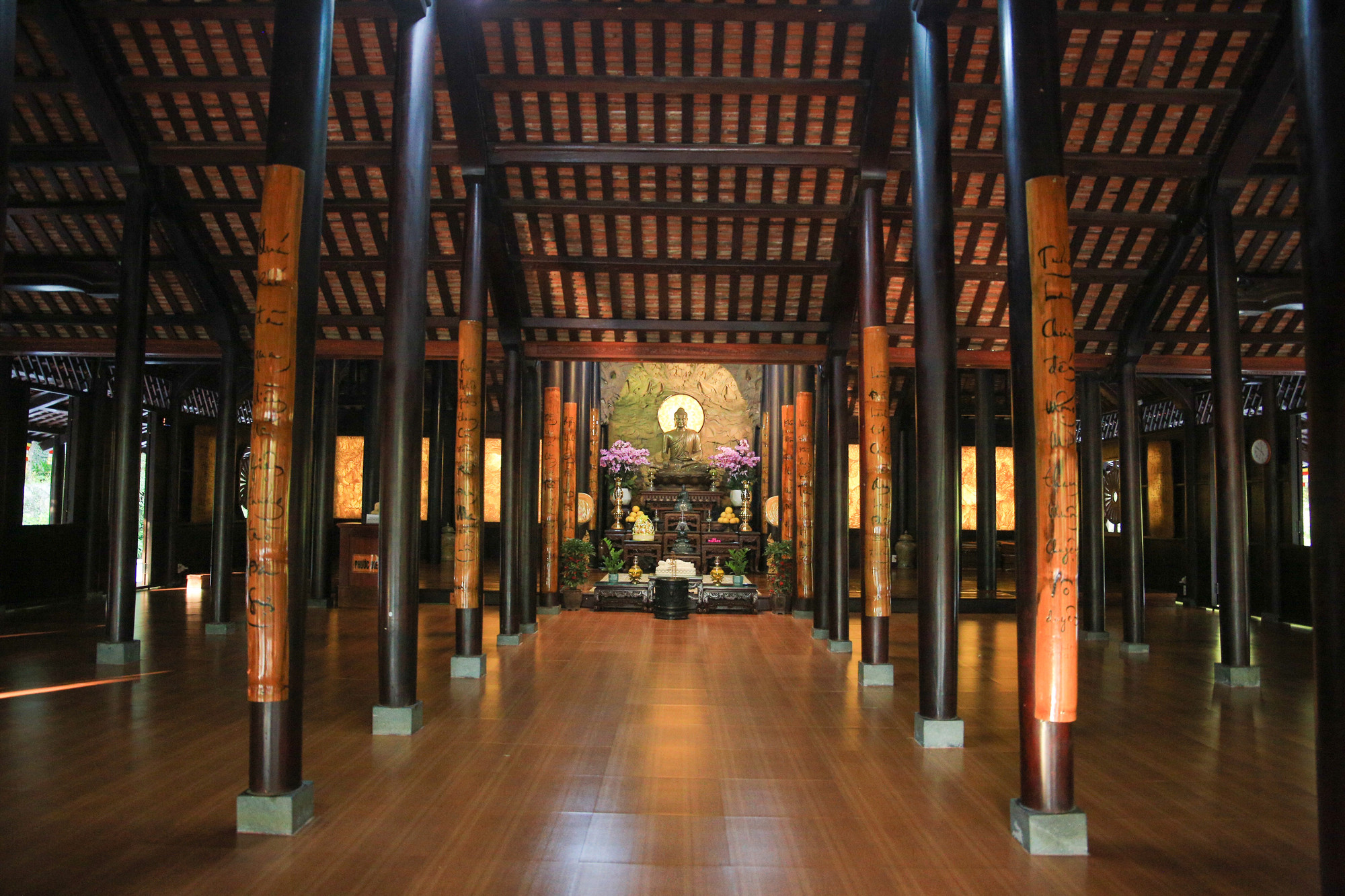 Khu chánh điện thờ tượng phật Thích Ca và nhiều vị Thánh Tăng. Phía sau có bức thư pháp lớn và hai bình hoa trang trí bắt mắt. Khu chánh điện thờ tượng phật Thích Ca và nhiều vị Thánh Tăng. Phía sau có bức thư pháp lớn và hai bình hoa trang trí bắt mắt.