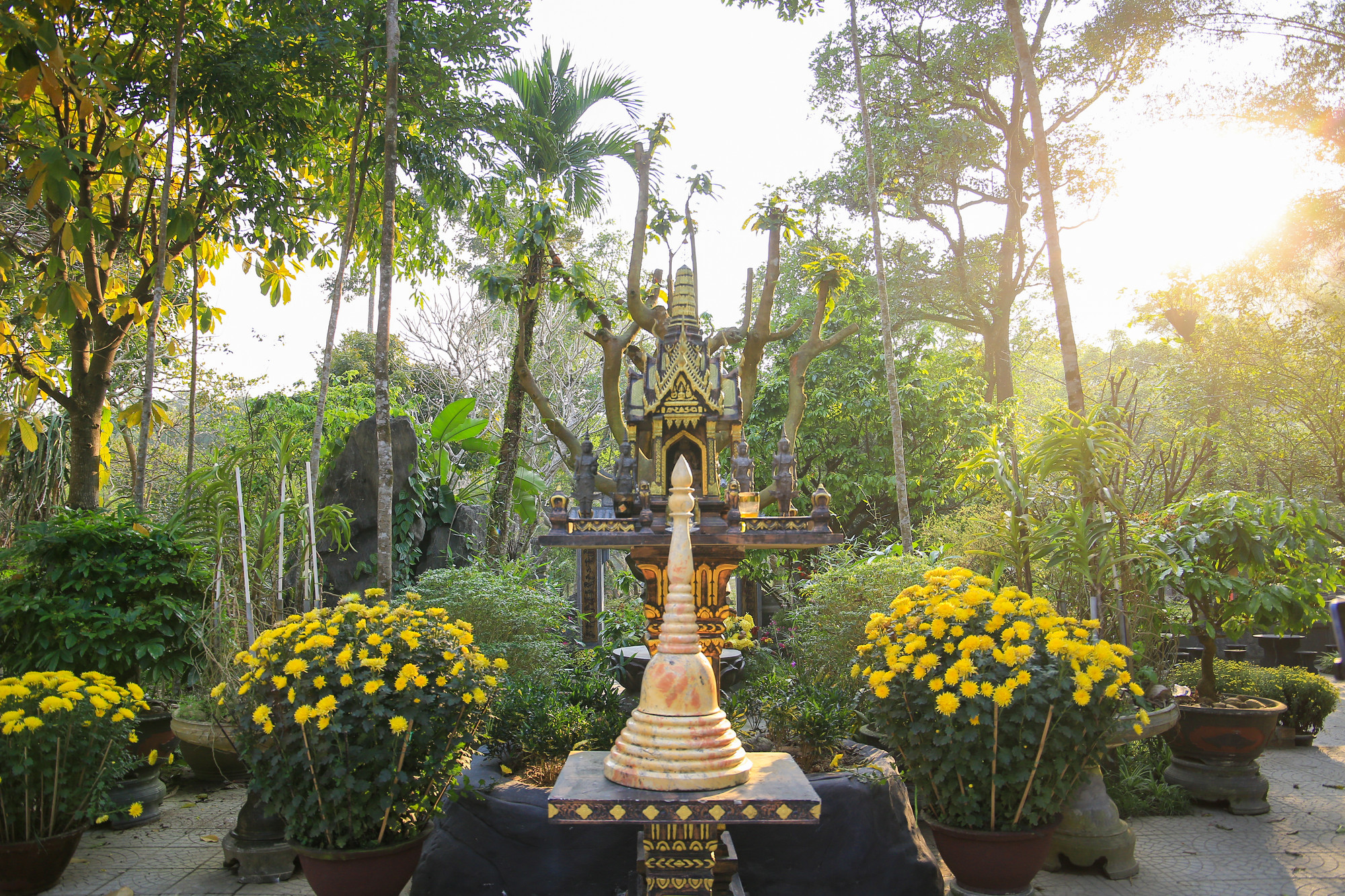 Với địa thế núi non hùng vĩ, cảnh sắc nơi đây vô cùng đặc sắc, kết hợp với hàng chục loài chim muông hót líu lo sẽ giúp du khách có những trải nghiệm thú vị. (Ảnh: Hoàng Hải) Với địa thế núi non hùng vĩ, cảnh sắc nơi đây vô cùng đặc sắc, kết hợp với hàng chục loài chim muông hót líu lo sẽ giúp du khách có những trải nghiệm thú vị. (Ảnh: Hoàng Hải)