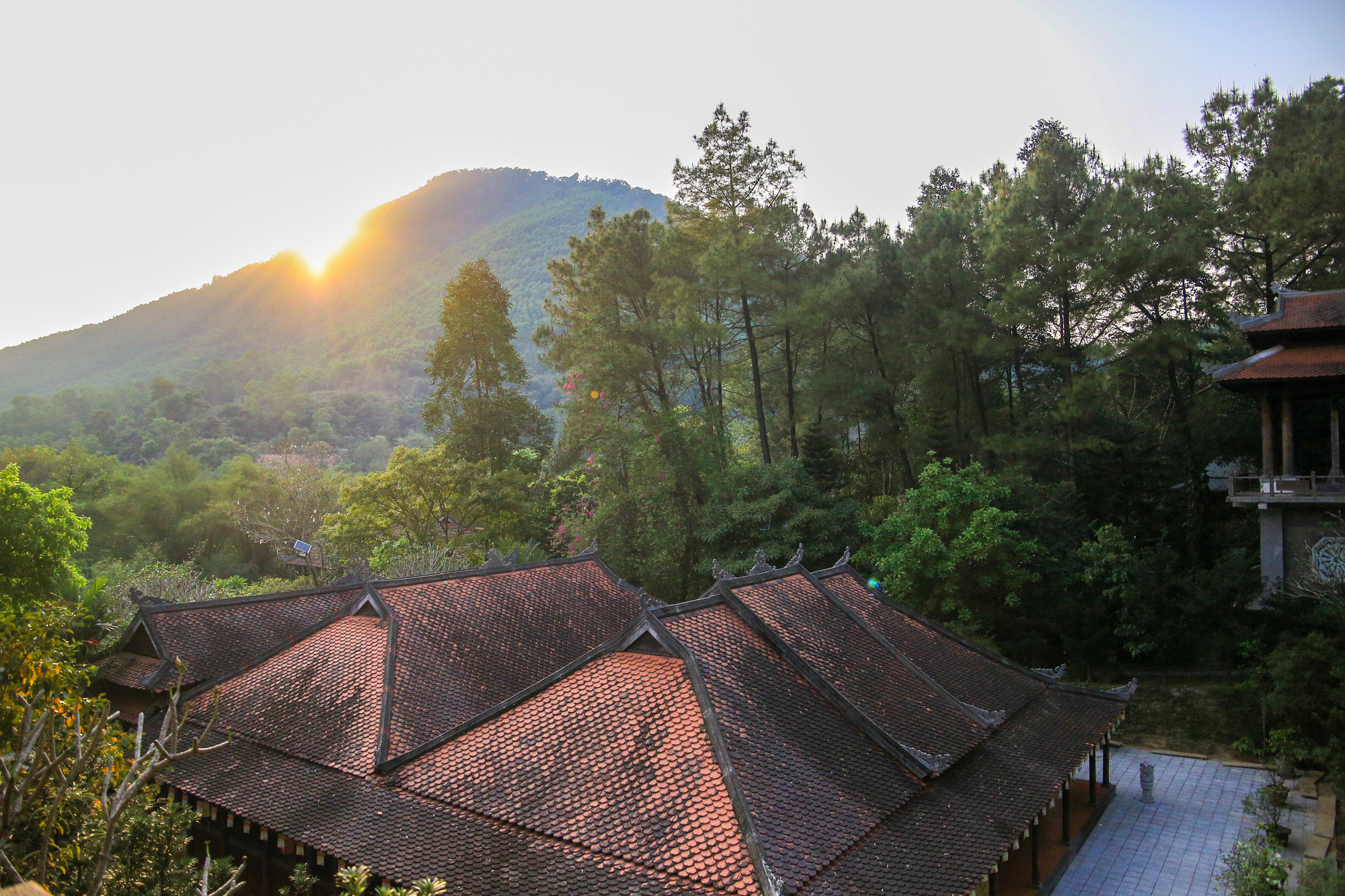 Chùa còn có tên gọi khác là Huyền Không 2, nằm ở nơi ít người biết, diện tích khoảng 50 ha ở rừng thông, xung quanh là các dãy núi với đường đi vào quanh co. Chùa còn có tên gọi khác là Huyền Không 2, nằm ở nơi ít người biết, diện tích khoảng 50 ha ở rừng thông, xung quanh là các dãy núi với đường đi vào quanh co.