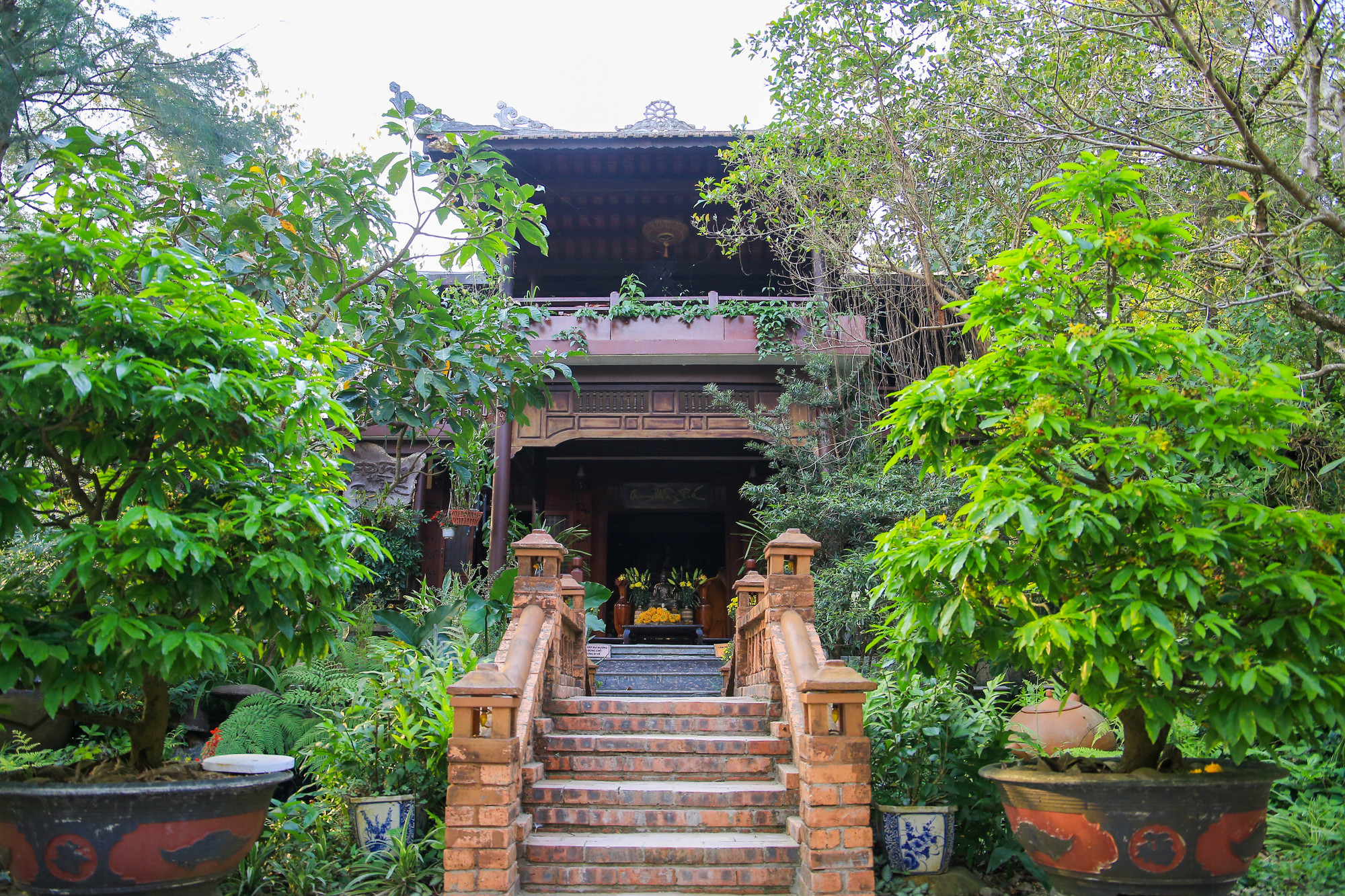 Cây cối bao quanh chùa tạo nên không gian thoáng mát và không khí trong lành. Cây cối bao quanh chùa tạo nên không gian thoáng mát và không khí trong lành.