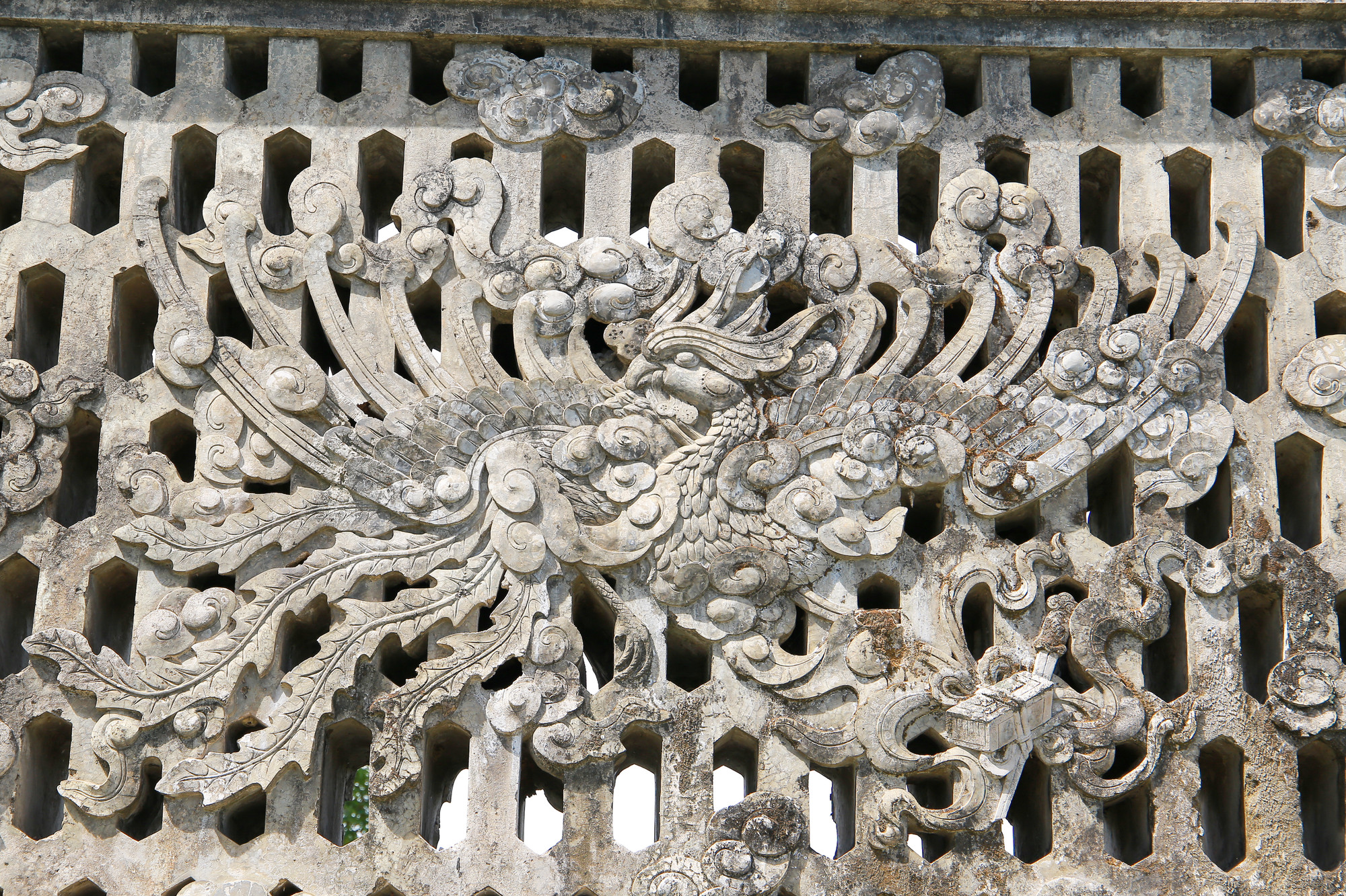 Các công trình kiến trúc lăng hầu hết được làm bằng đá và chạm trổ công phu, tỉ mỉ. Các công trình kiến trúc lăng hầu hết được làm bằng đá và chạm trổ công phu, tỉ mỉ.