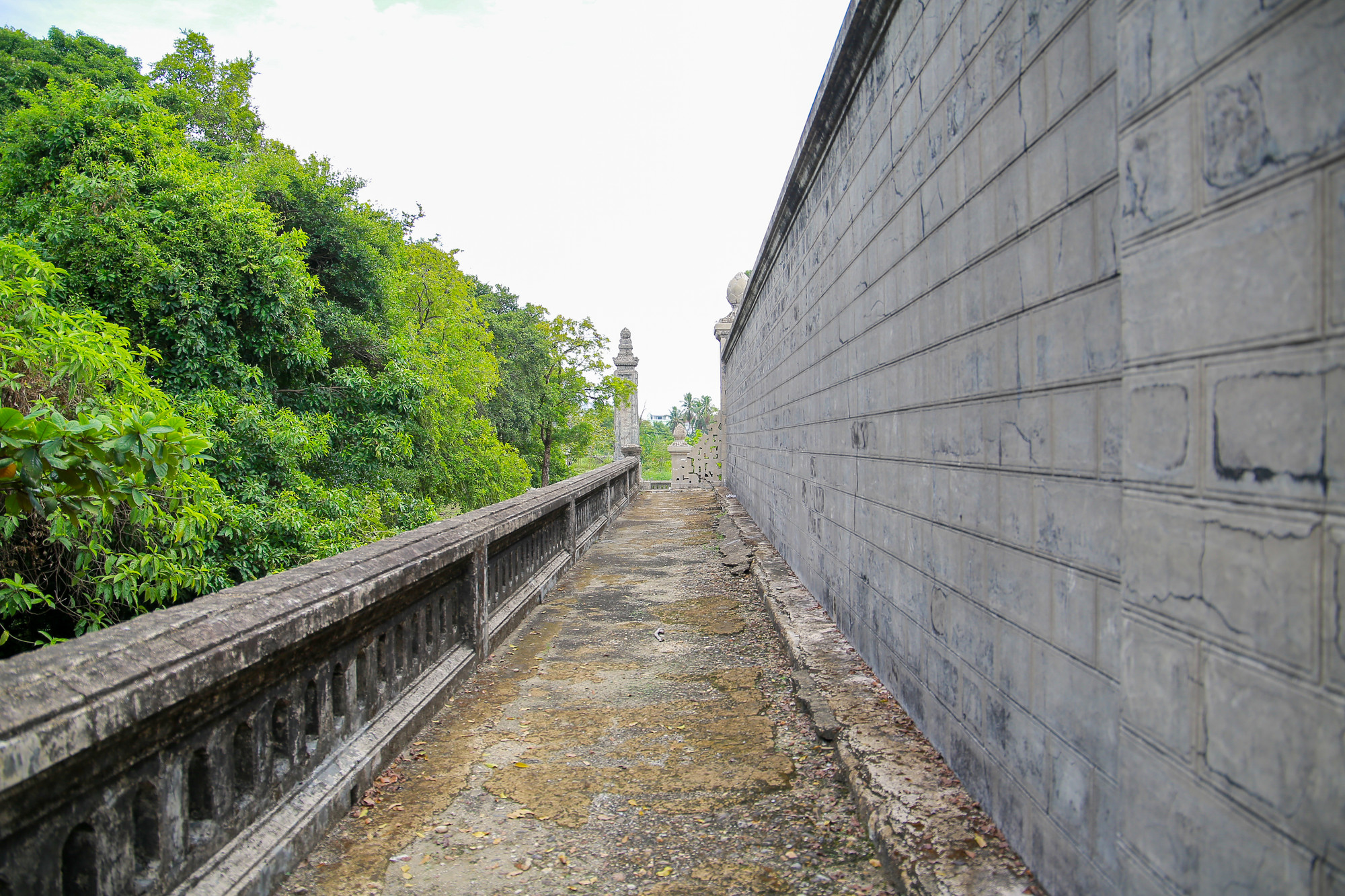 Dựa theo thuyết phong thủy Đông phương cổ truyền, thời vua Khải Định thấy địa điểm này phù hợp với truyền ngôn: “Cù Bạc nhất xứ huyệt, Công hầu đợi đợi bất tuyệt”. Dựa theo thuyết phong thủy Đông phương cổ truyền, thời vua Khải Định thấy địa điểm này phù hợp với truyền ngôn: “Cù Bạc nhất xứ huyệt, Công hầu đợi đợi bất tuyệt”.