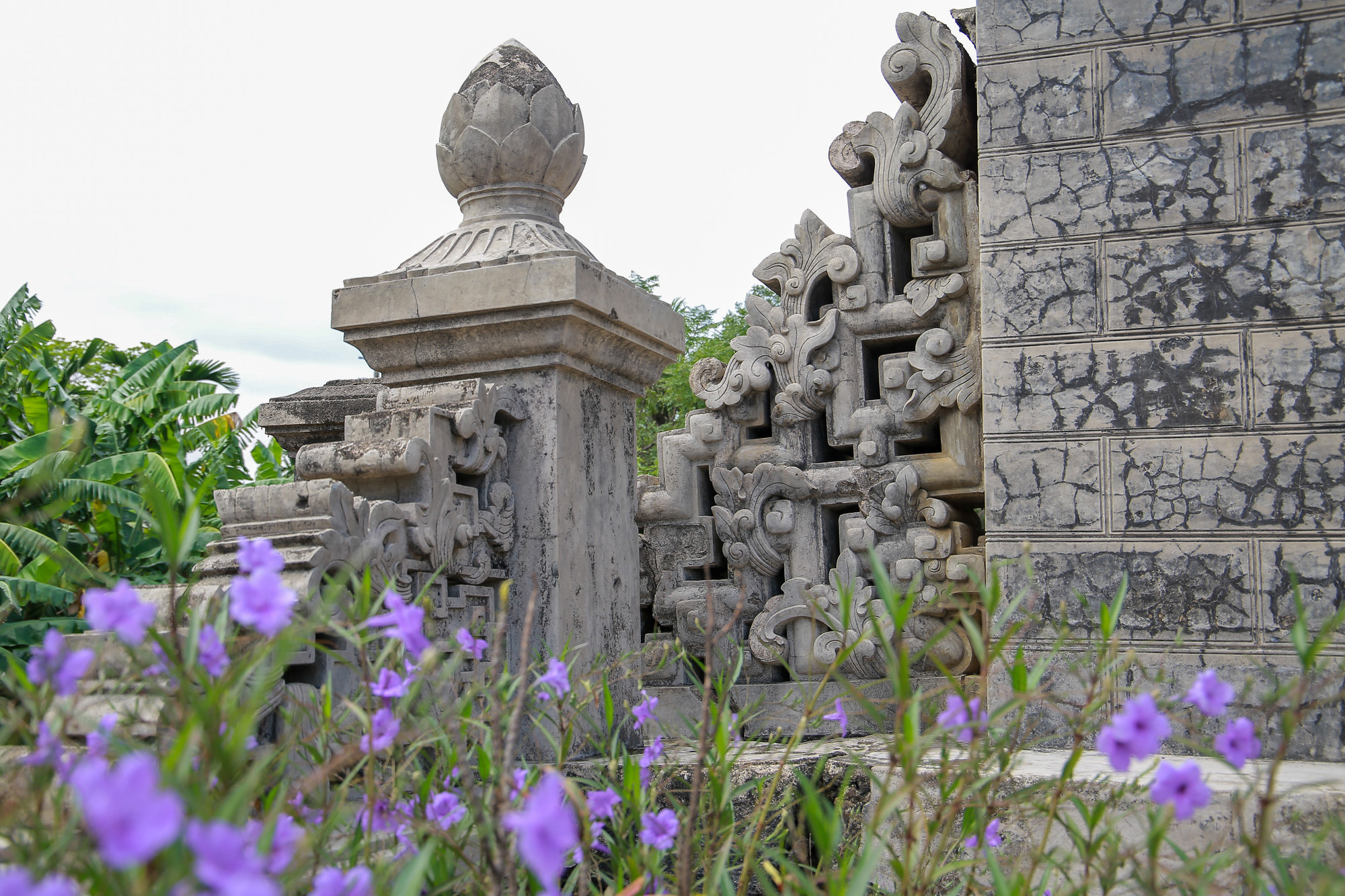 Về kiến trúc lăng, đây là một công trình có quy cách và giá trị nghệ thuật. Diện tích đất xây lăng rộng khoảng 6ha, xung quanh có xây nhiều trụ cấm làm ranh giới. Về kiến trúc lăng, đây là một công trình có quy cách và giá trị nghệ thuật. Diện tích đất xây lăng rộng khoảng 6ha, xung quanh có xây nhiều trụ cấm làm ranh giới.