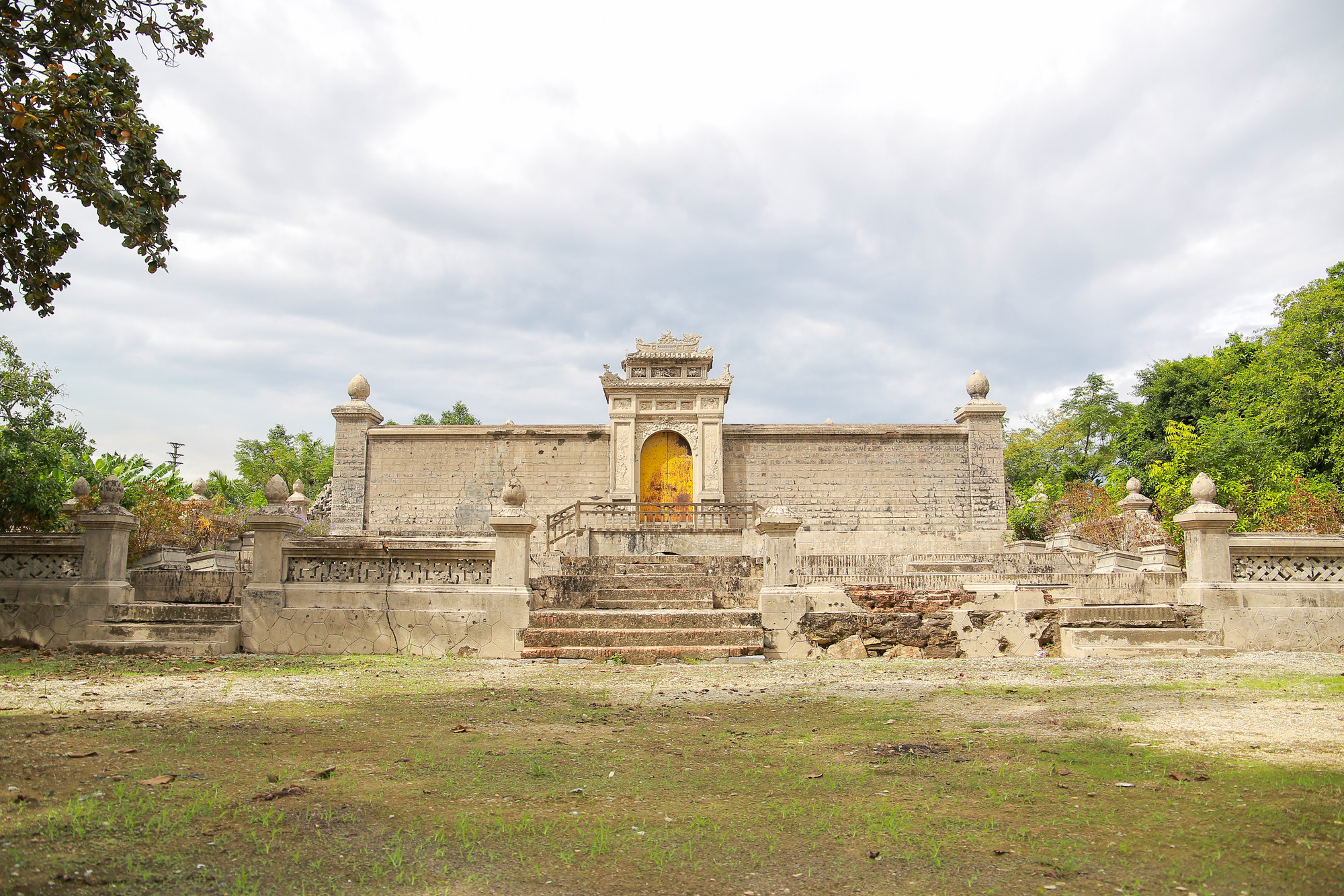 Lăng Vạn Vạn tọa lạc tại xứ Cù Bạc, tổng An Cựu, huyện Hương Thủy, phủ Thừa Thiên (nay là số 10 Trần Thanh Mại, phường An Đông, TP Huế, tỉnh Thừa Thiên - Huế). Lăng Vạn Vạn tọa lạc tại xứ Cù Bạc, tổng An Cựu, huyện Hương Thủy, phủ Thừa Thiên (nay là số 10 Trần Thanh Mại, phường An Đông, TP Huế, tỉnh Thừa Thiên - Huế).