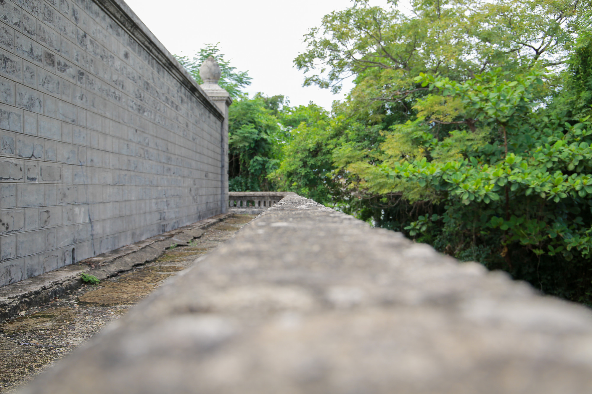 Vòng ngoài cao 4,5m, vào cửa chính sẽ có một bình phong cuốn thư. Sau bình phong này có thêm vòng thành thứ hai cao 3m, có trổ lối vào thạch thất là ngôi mộ bằng đá của bà Tiên Cung. Vòng ngoài cao 4,5m, vào cửa chính sẽ có một bình phong cuốn thư. Sau bình phong này có thêm vòng thành thứ hai cao 3m, có trổ lối vào thạch thất là ngôi mộ bằng đá của bà Tiên Cung.