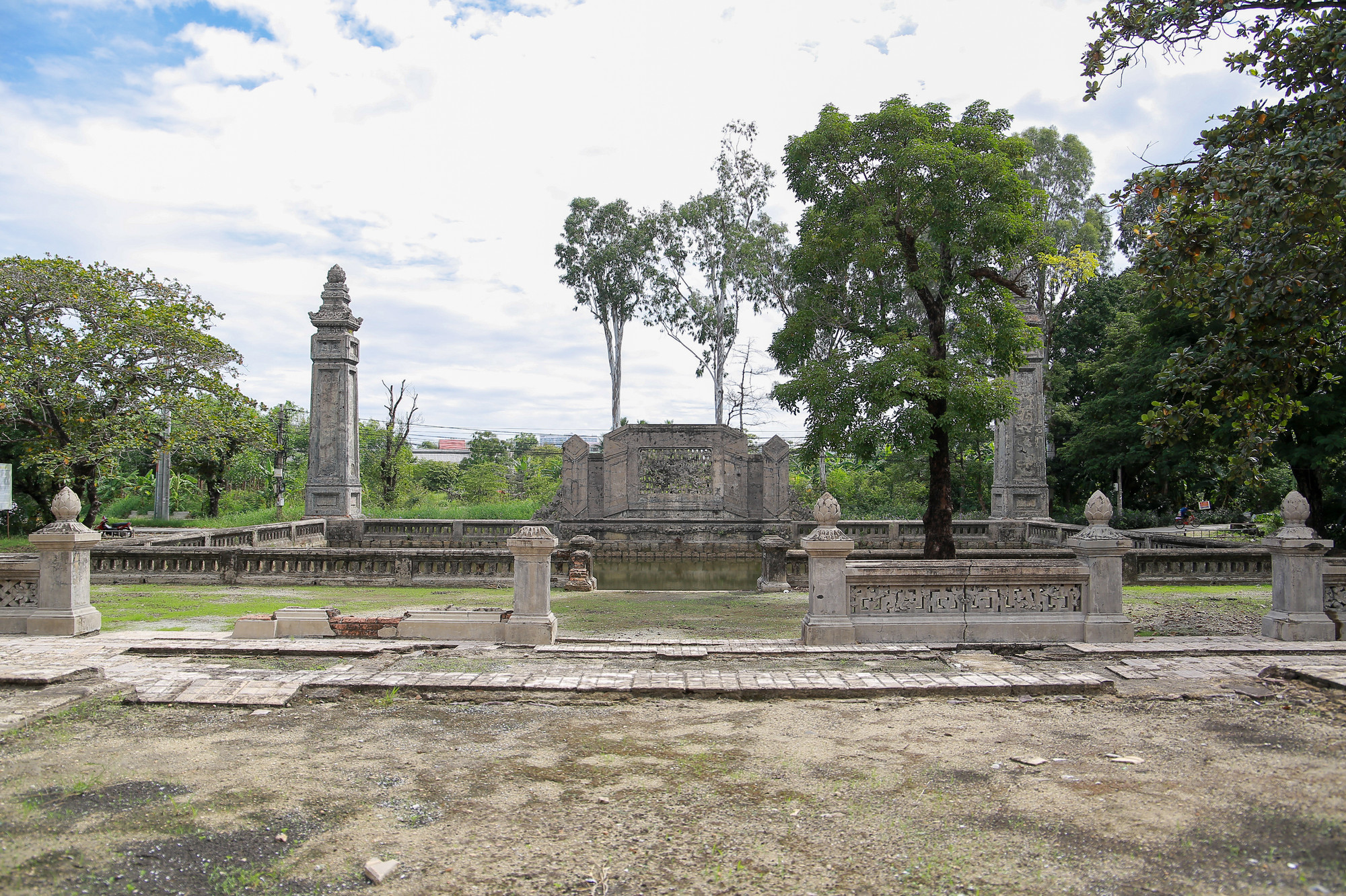 Theo tác giả Phanxipăng (viết trong Tạp chí Tài Hoa trẻ, năm 2003), vị trí đặc biệt của lăng Vạn Vạn liên quan đến một thuyết phong thủy cổ xưa. Theo tác giả Phanxipăng (viết trong Tạp chí Tài Hoa trẻ, năm 2003), vị trí đặc biệt của lăng Vạn Vạn liên quan đến một thuyết phong thủy cổ xưa.