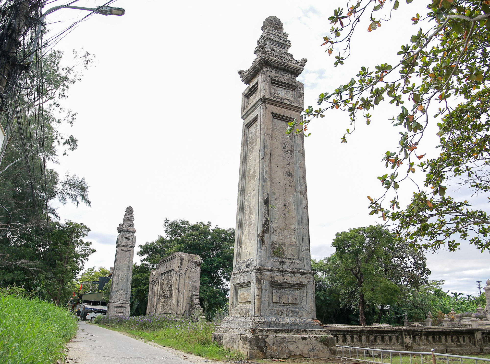 Phía trước lăng là 2 trụ biểu uy nghi, ở giữa hai trụ biểu có bức bình phong hình cuốn thư, sau đó là một hồ nước hình chữ nhật. Phía trước lăng là 2 trụ biểu uy nghi, ở giữa hai trụ biểu có bức bình phong hình cuốn thư, sau đó là một hồ nước hình chữ nhật.