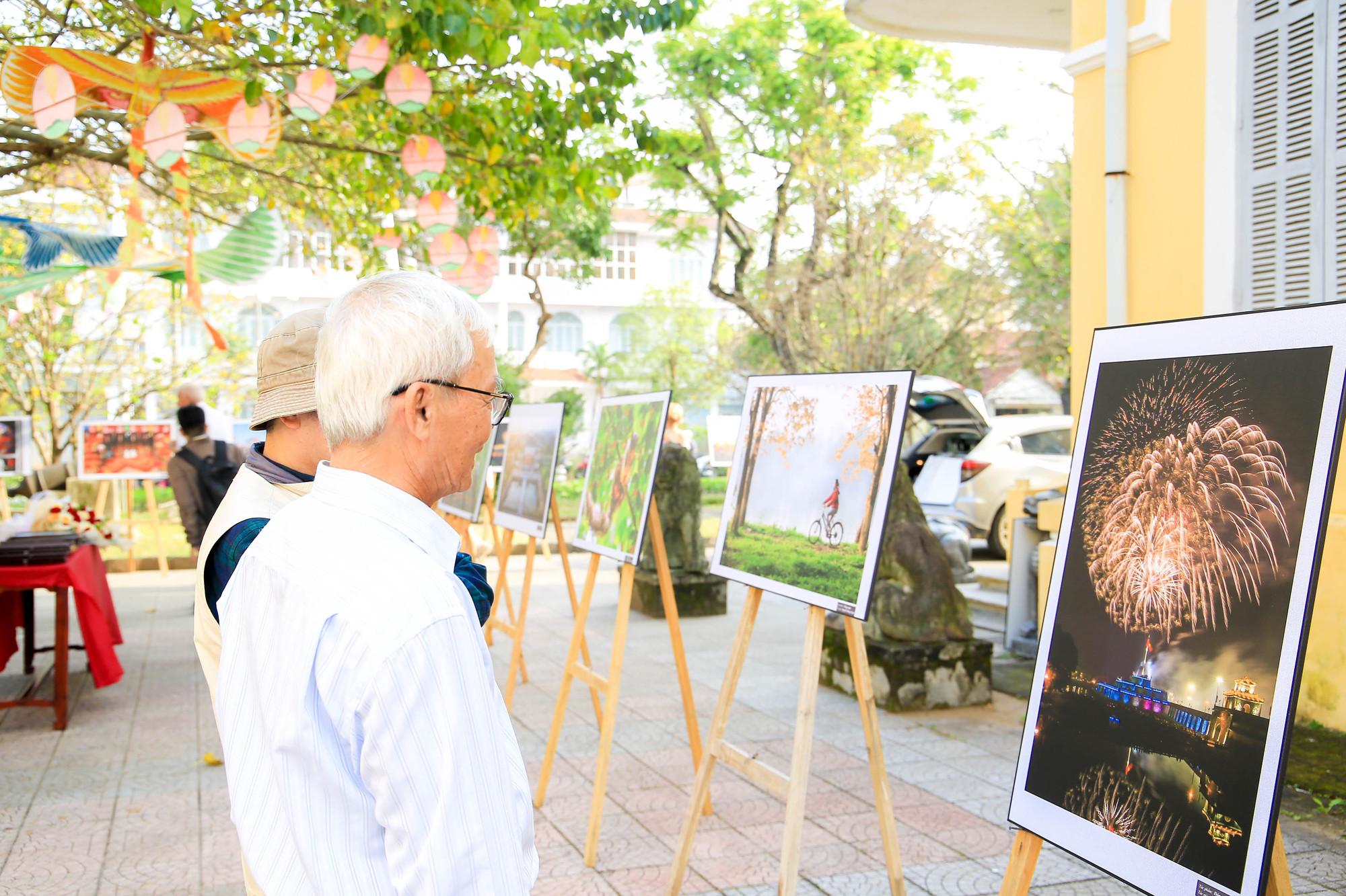 Triển lãm gồm 60 tác phẩm với sự tham gia của 32 tác giả.