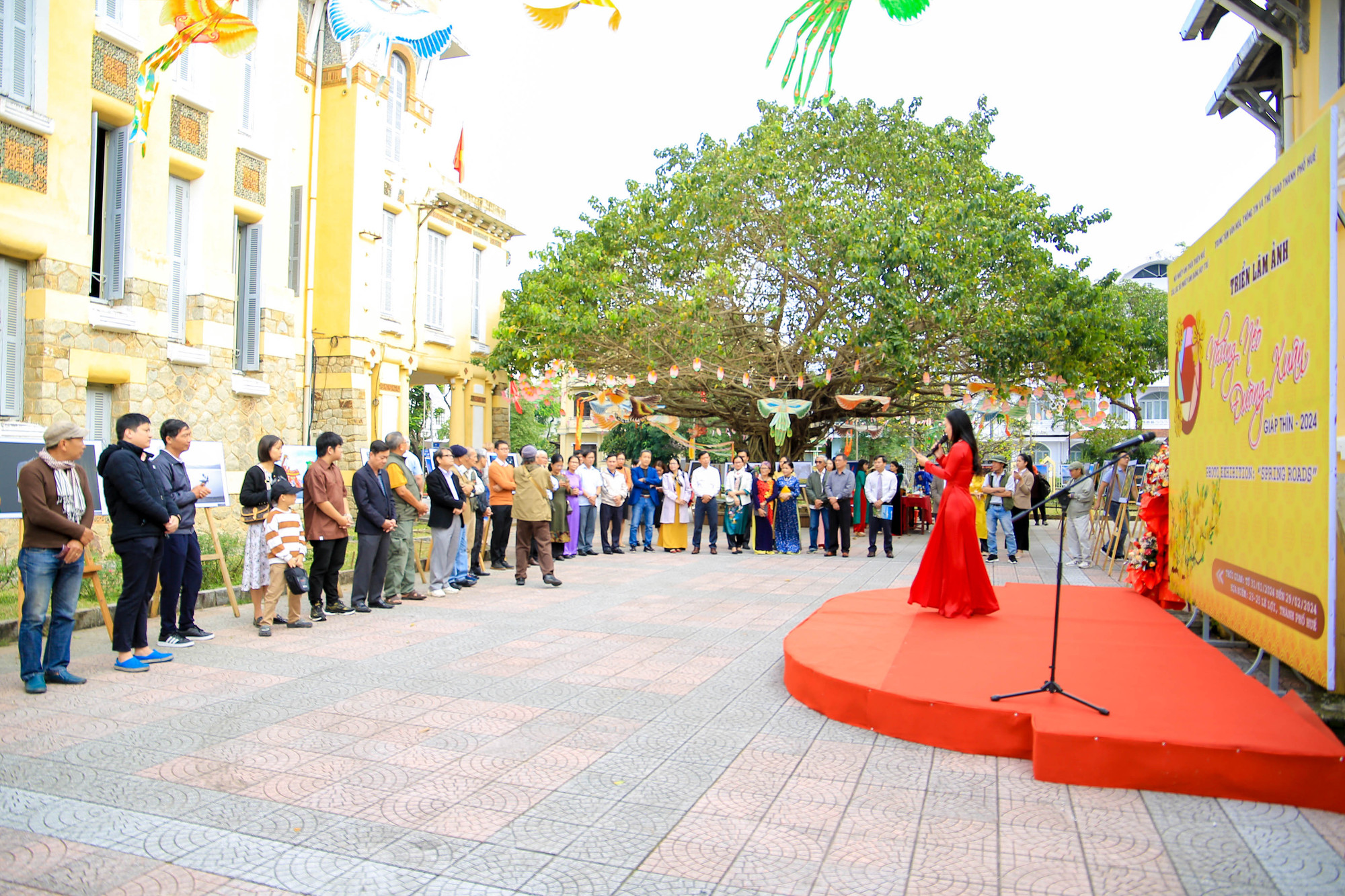 Chiều 31/1, Trung tâm Văn hoá, Thông tin và Thể thao TP Huế (Thừa Thiên Huế) phối hợp với Câu lạc bộ nhiếp ảnh Đặng Huy Trứ tổ chức triển lãm ảnh với chủ đề “Những nẻo đường Xuân”.