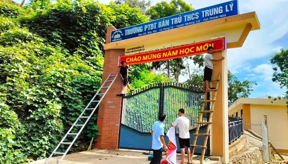 Trường PTDTBT-THCS Trung Lý (Mường Lát, Thanh Hóa), chuẩn bị cho Lễ Khai giảng năm học mới. Ảnh: TL.