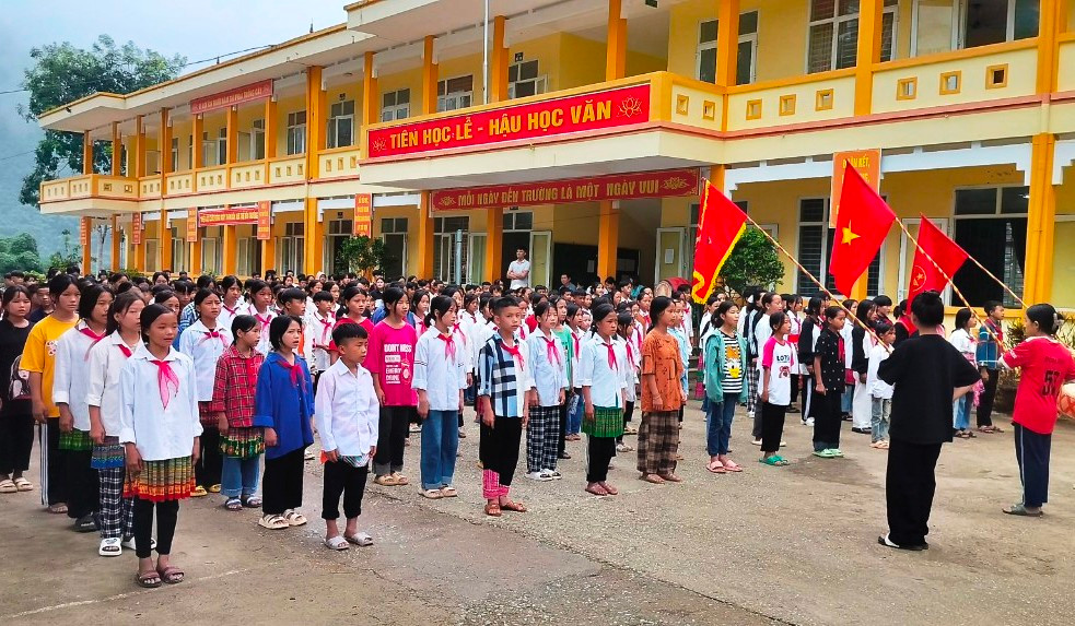 Đội nghi thức Trường PTDTBT-THCS Trung Lý (Mường Lát, Thanh Hóa) tổng duyệt, chuẩn bị cho Lễ khai giảng năm học mới. Ảnh: TL.