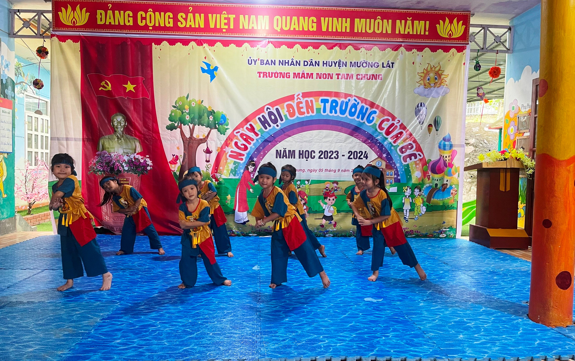 Các bé ở Trường Mầm non Tam Chung (Mường Lát, Thanh Hóa) tập luyện văn nghệ chào mừng năm học mới. Ảnh: TL.