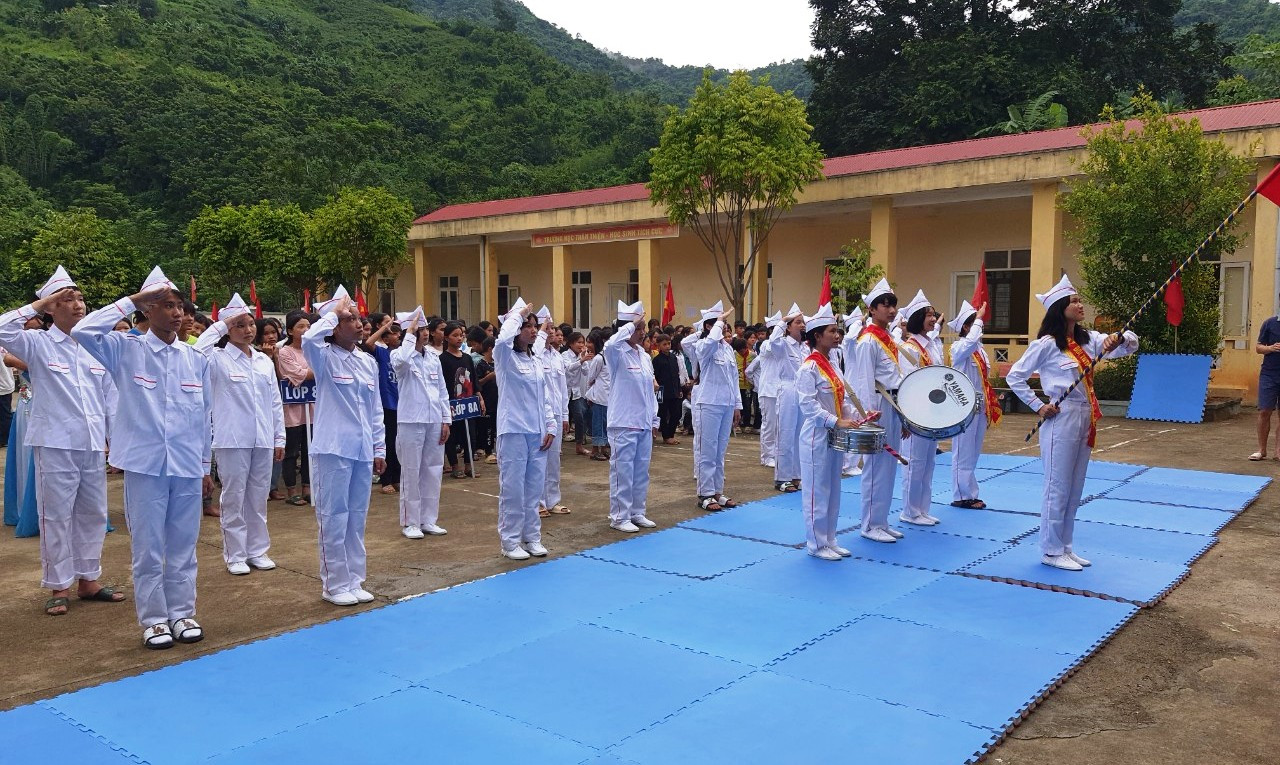 Học sinh Trường THCS Mường Chanh (Mường Lát, Thanh Hóa) tổng duyệt đội nghi thức. Ảnh: TL.