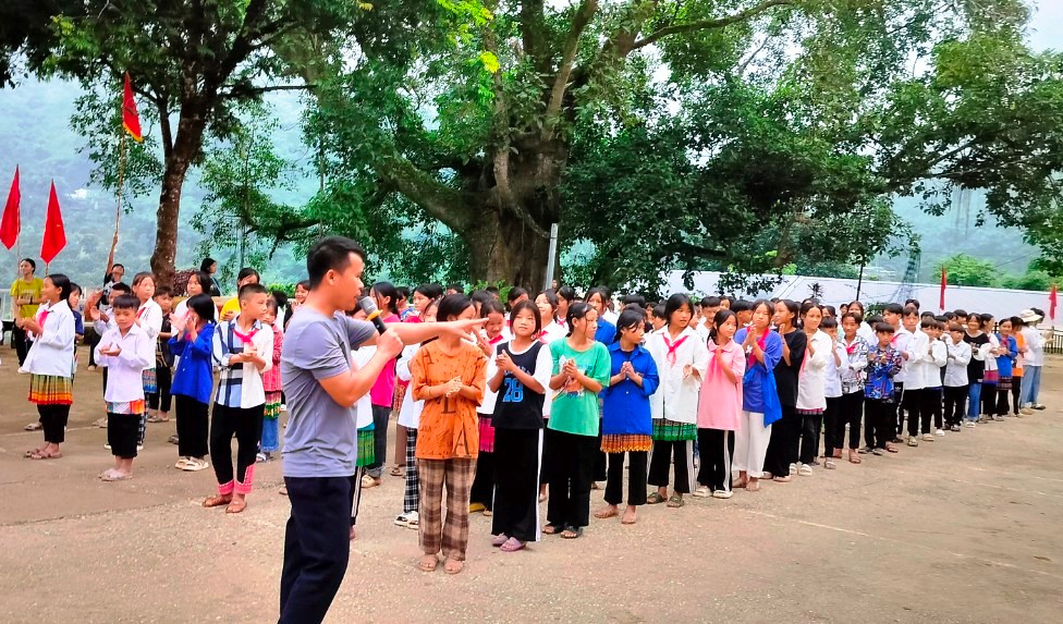 Học sinh Trường PTDTBT-THCS Trung Lý (Mường Lát, Thanh Hóa) tổng duyệt, chuẩn bị cho Lễ khai giảng năm học mới. Ảnh: TL.