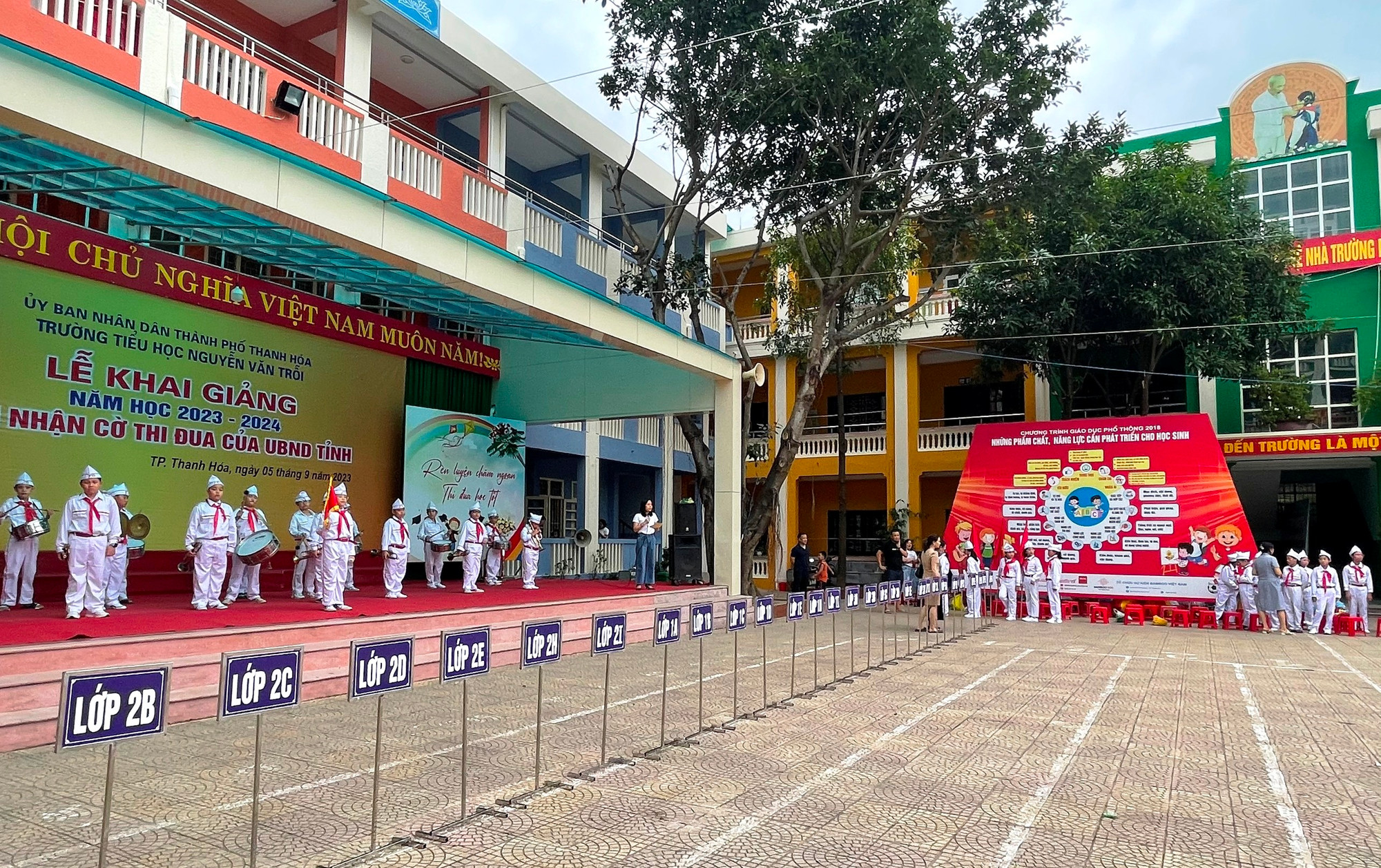 Học sinh Trường Tiểu học Nguyễn Văn Trỗi (TP Thanh Hóa) chuẩn bị cho Lễ khai giảng và đón nhận Cờ Thi đua của UBND tỉnh. Ảnh: TL.