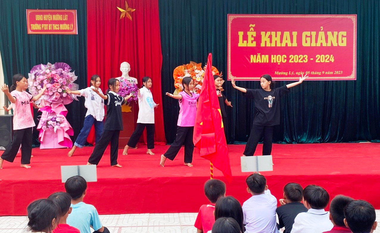 Học sinh Trường PTDTBT-THCS Mường Lý (Mường Lát, Thanh Hóa) tập văn nghệ, sẵn sàng cho Lễ khai giảng vào sáng mai. Ảnh: TL.