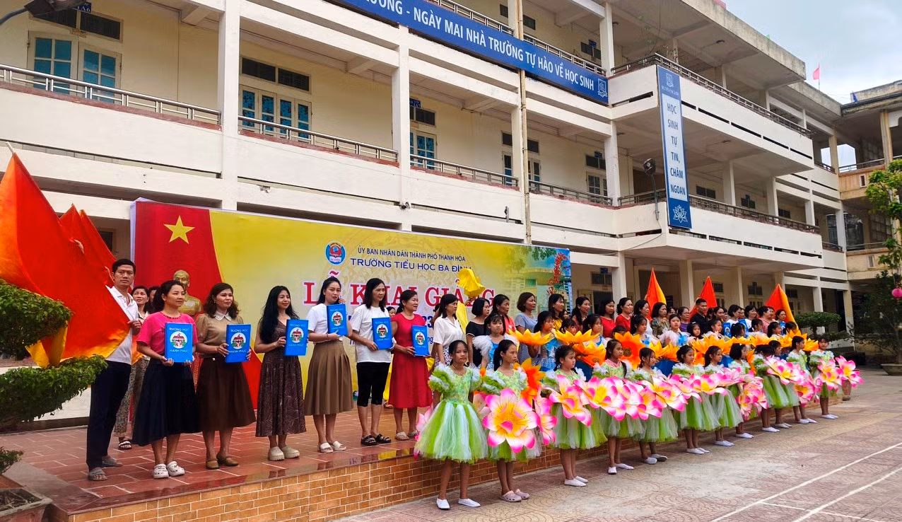 Cô và trò Trường Tiểu học Ba Đình (TP Thanh Hóa) hối hả tập luyện để chào đón năm học mới.