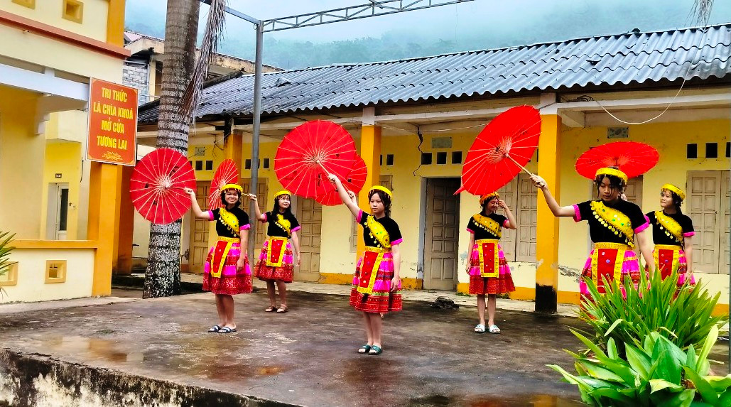 Đội văn nghệ Trường PTDTBT-THCS Trung Lý (Mường Lát, Thanh Hóa) tập luyện. Ảnh: TL.