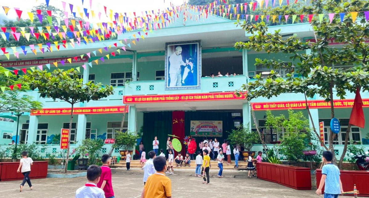 Trường Tiểu học Tam Chung (Mường Lát, Thanh Hóa) trang hoàng cờ hoa, chuẩn bị chào đón năm học mới. Ảnh: TL.