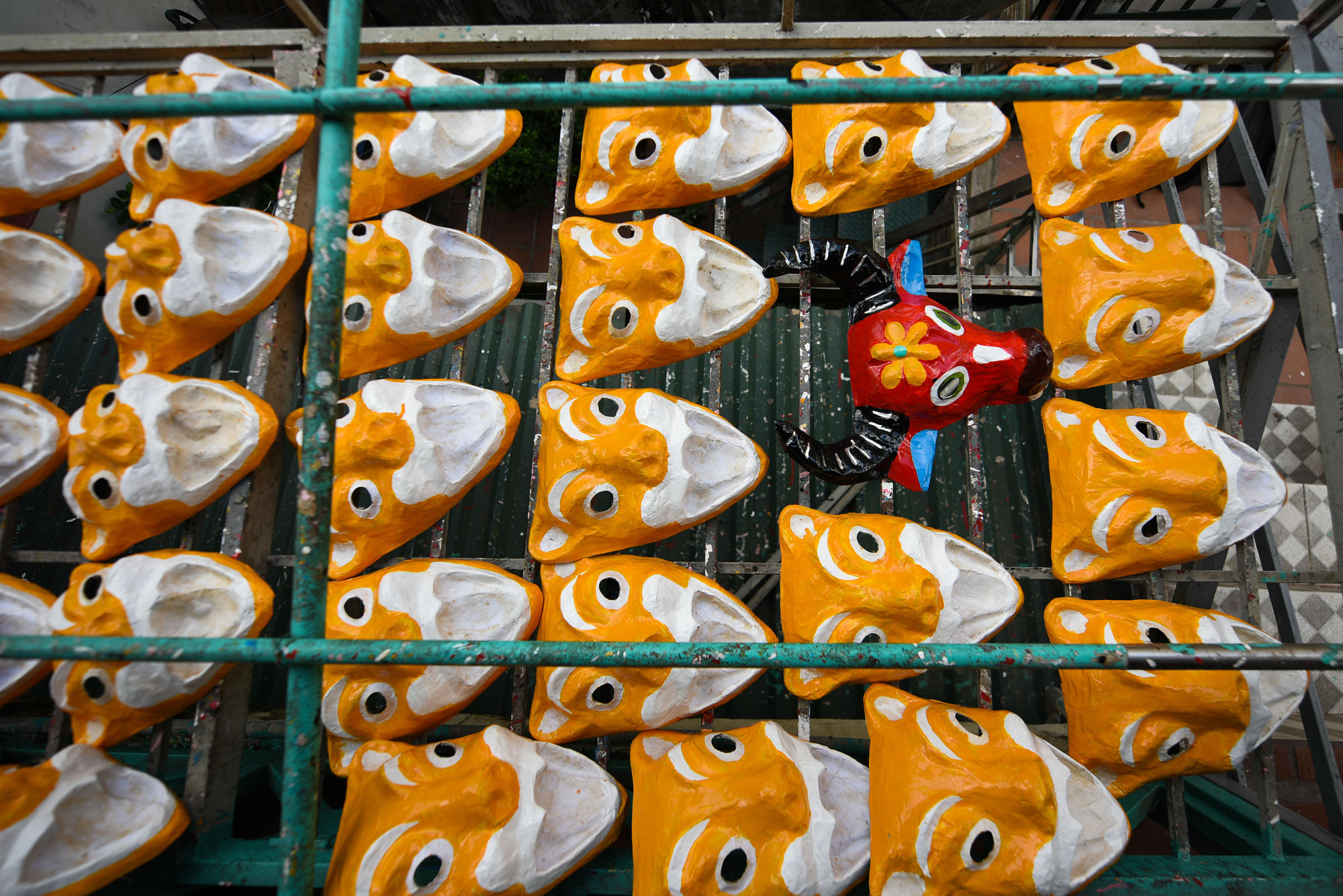 Sau khi hoàn thành, những chiếc mặt nạ được phơi trực tiếp dưới ánh nắng mặt trời chứ không dùng máy sấy để tránh cong vênh, mất thẩm mỹ.