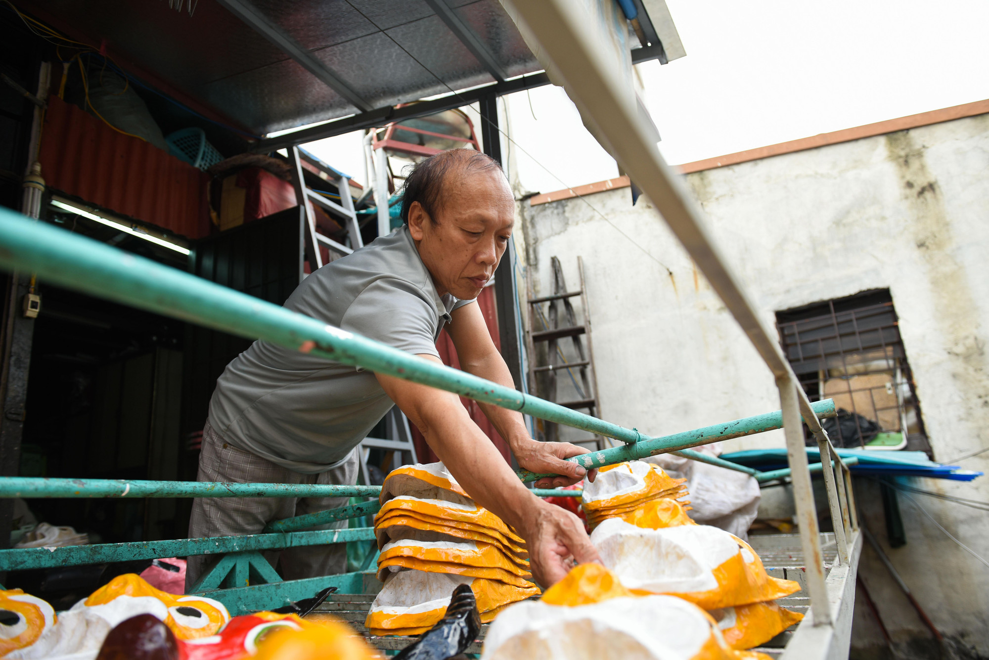 Nếu mặt nạ nhiều màu phải tô thành nhiều lần để đảm bảo màu sắc luôn được bền.