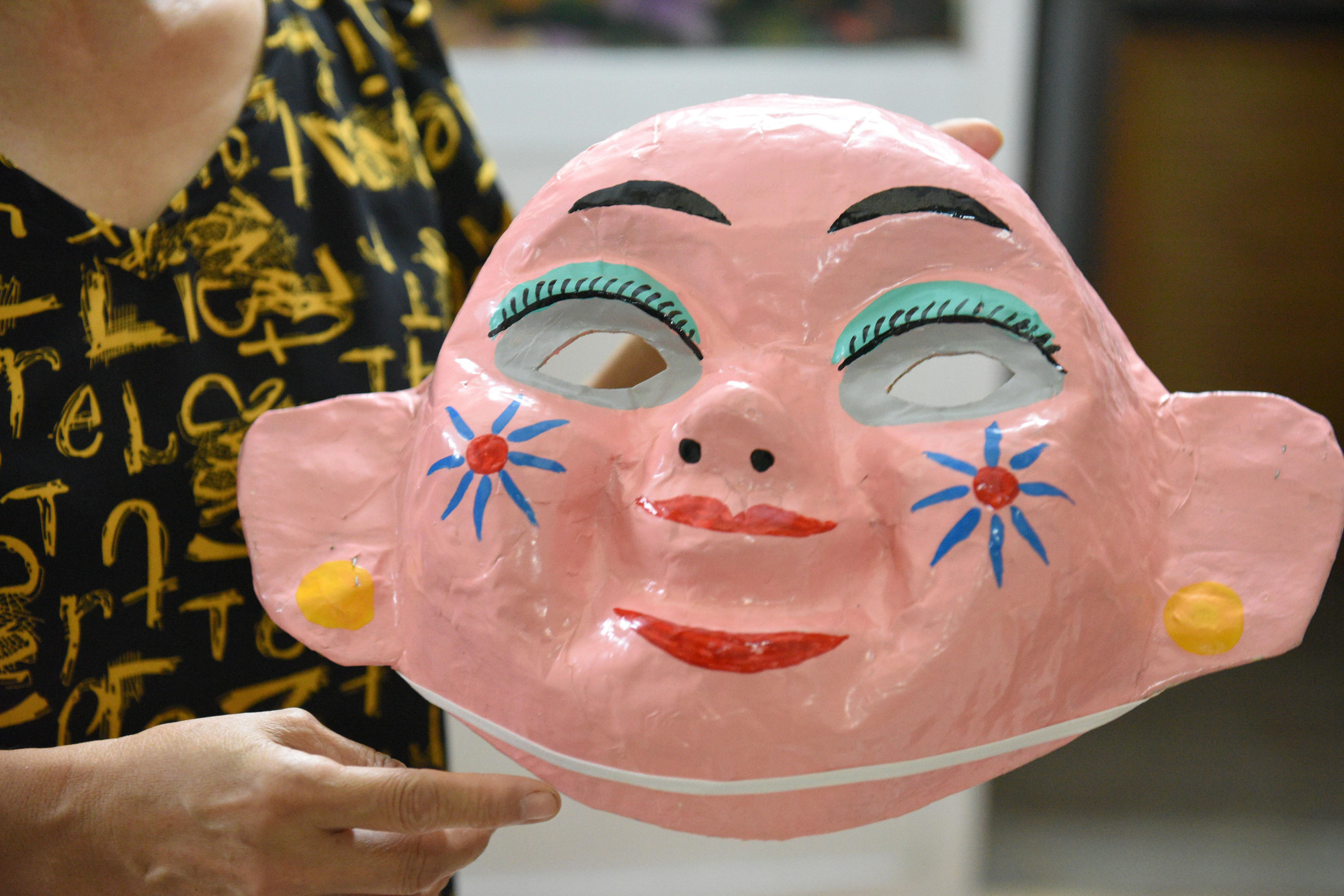 &apos;Nhiều trường học cũng đặt hàng chúng tôi để đưa vào các hoạt động ngoại khóa nhằm giáo dục cho thế hệ trẻ giữ gìn và trân trọng hồn dân tộc&apos;, bà Lan chia sẻ.