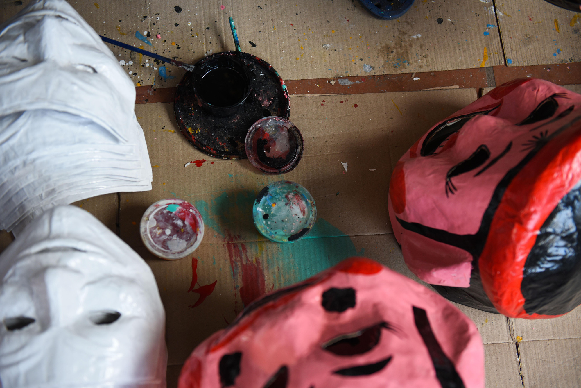 Khi tô màu, người tô cũng cần phải hết sức cẩn trọng trong từng nét vẽ, có như vậy mới tạo được chiếc mặt nạ sinh động và có hồn.