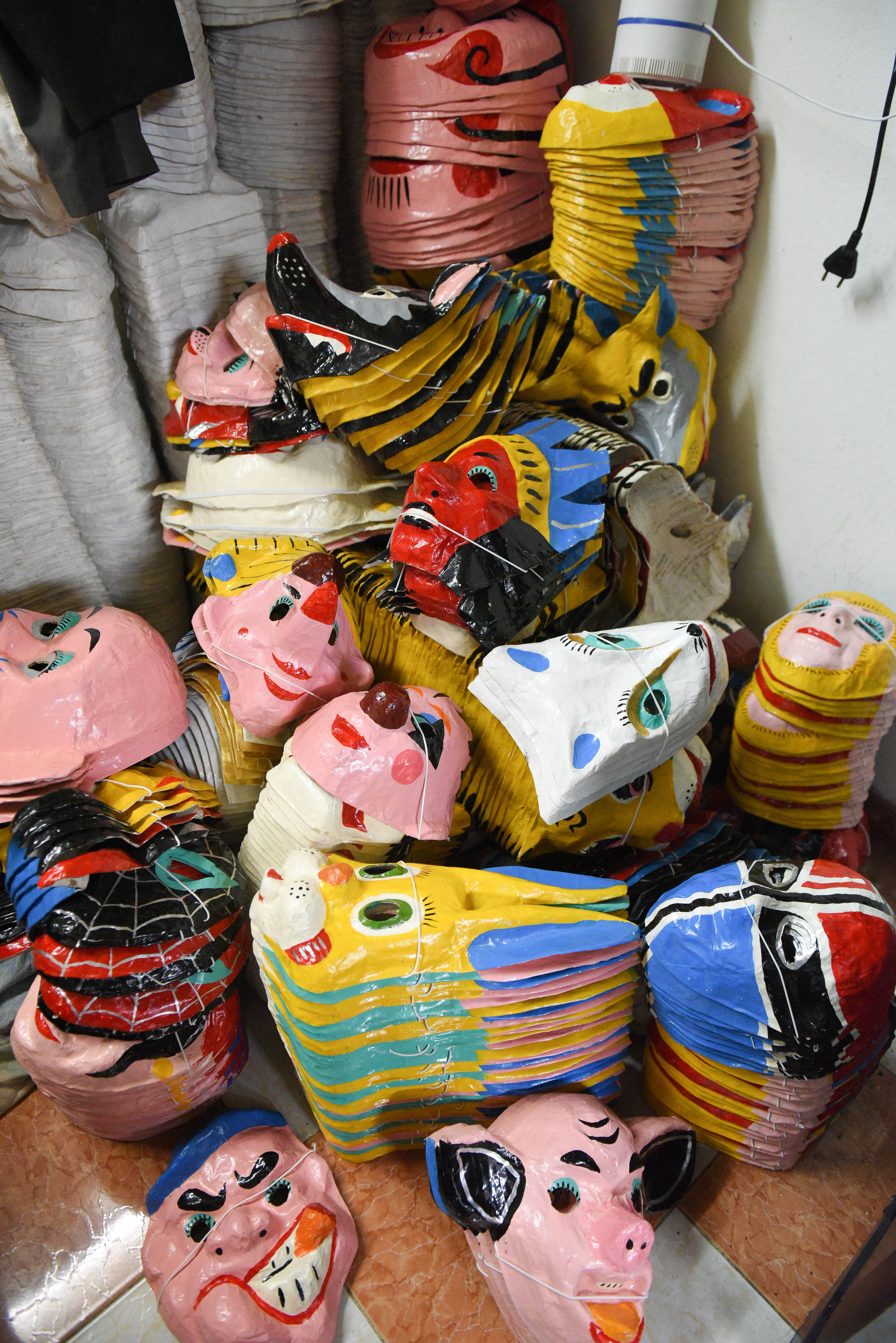 Hiện nay dù đã qua thời kỳ sản phẩm truyền thống không còn được ưa chuộng nhưng nhiều người trẻ vẫn tìm đến nhà ông bà để mua mặt nạ mỗi dịp Lễ tết.