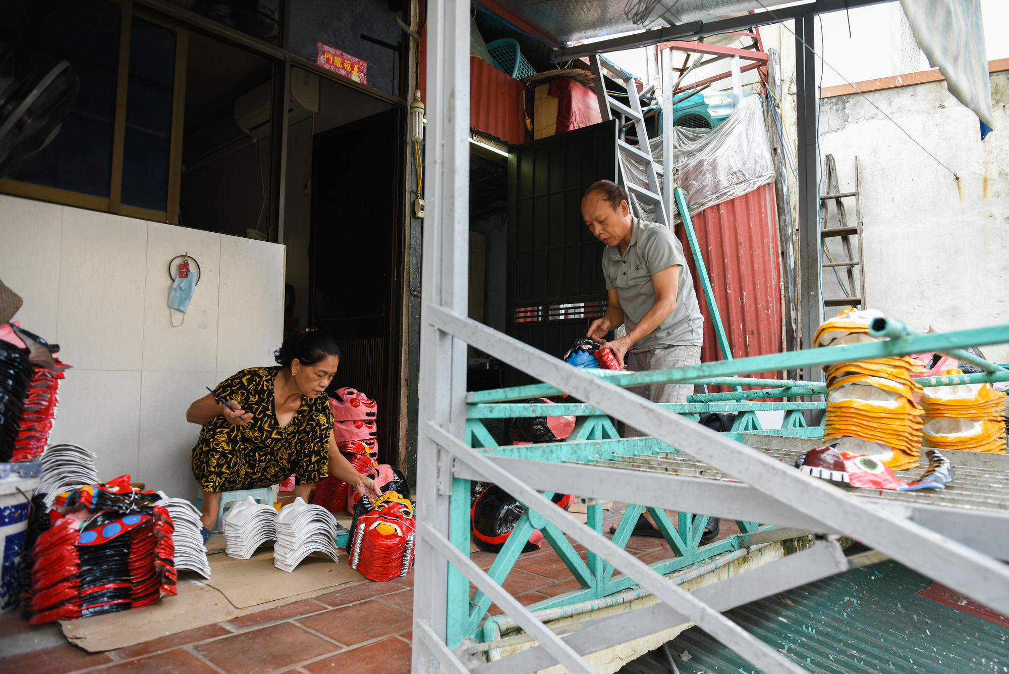 Trong căn nhà của mình, hai vợ chồng ông Nguyễn Văn Hòa tỉ mỉ, miệt mài vẽ những họa tiết lên từng chiếc mặt nạ mà không cần nhìn bất cứ hình mẫu nào vì đây là công việc mà gia đình ông đã gắn bó rất lâu.