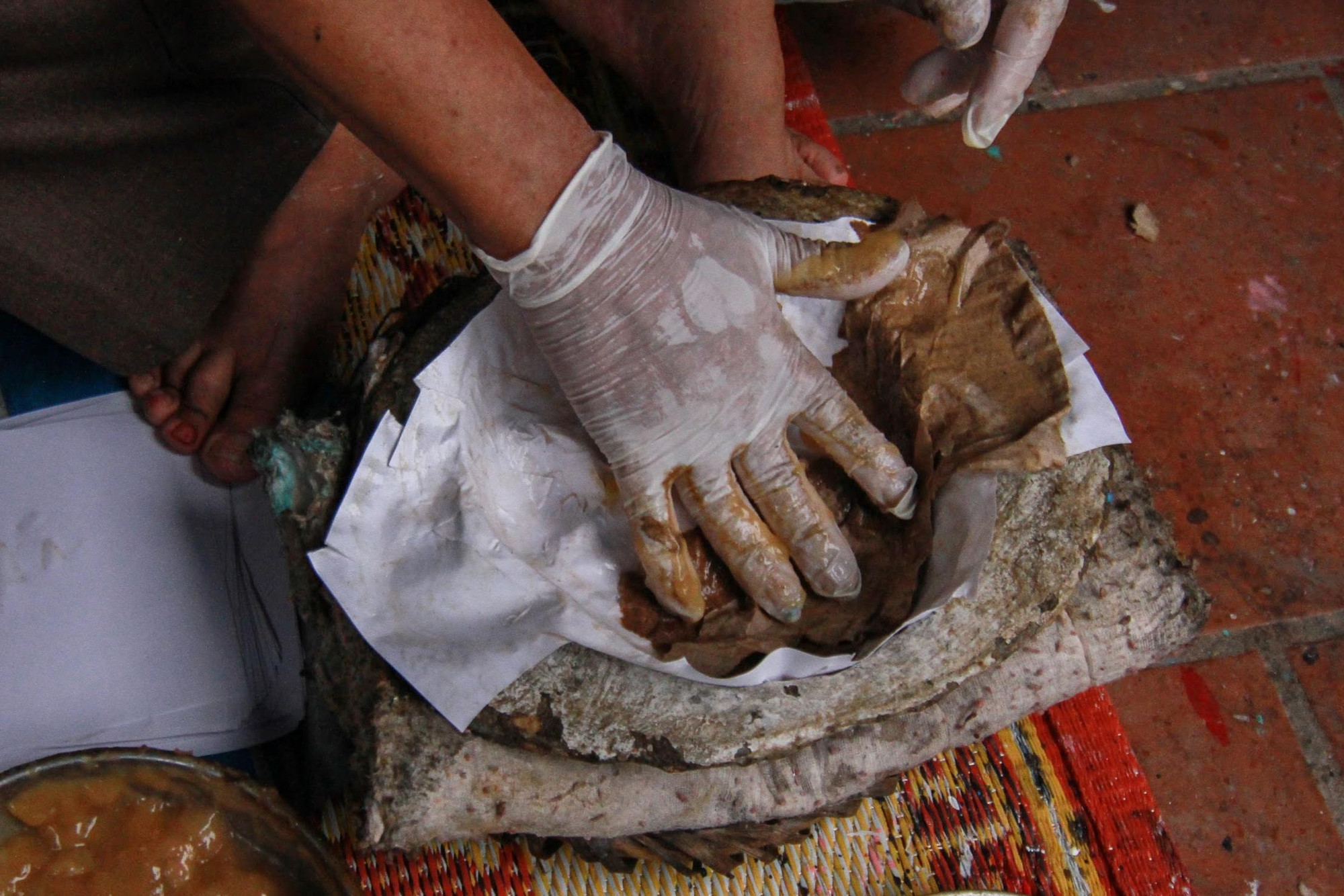 Lớp sau được dán chồng lên lớp trước bằng một loại hồ nấu từ bột sắn.