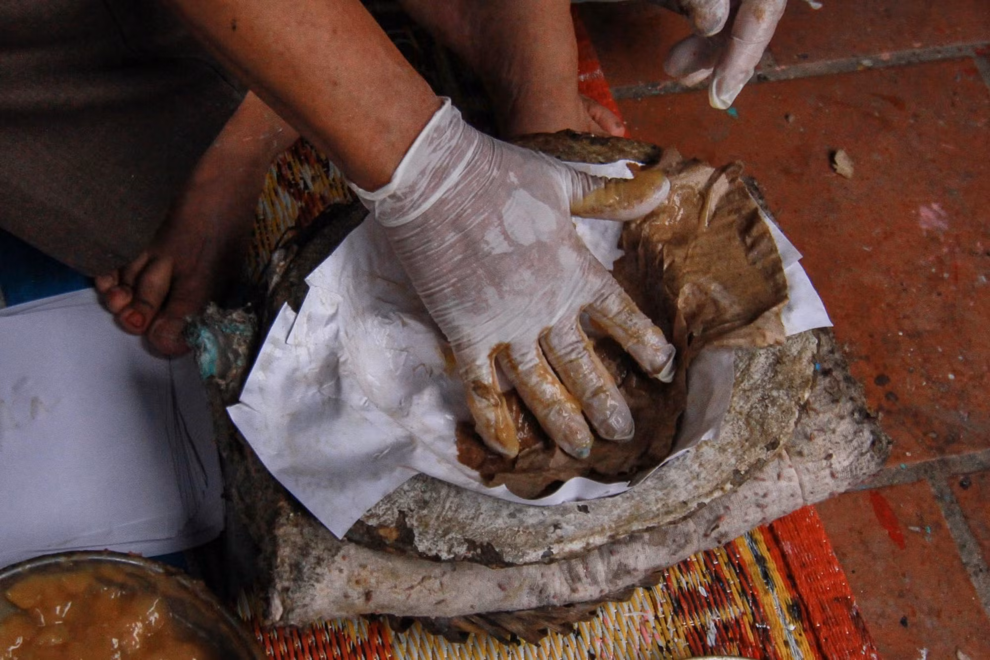 Lớp sau được dán chồng lên lớp trước bằng một loại hồ nấu từ bột sắn. Lớp sau được dán chồng lên lớp trước bằng một loại hồ nấu từ bột sắn.